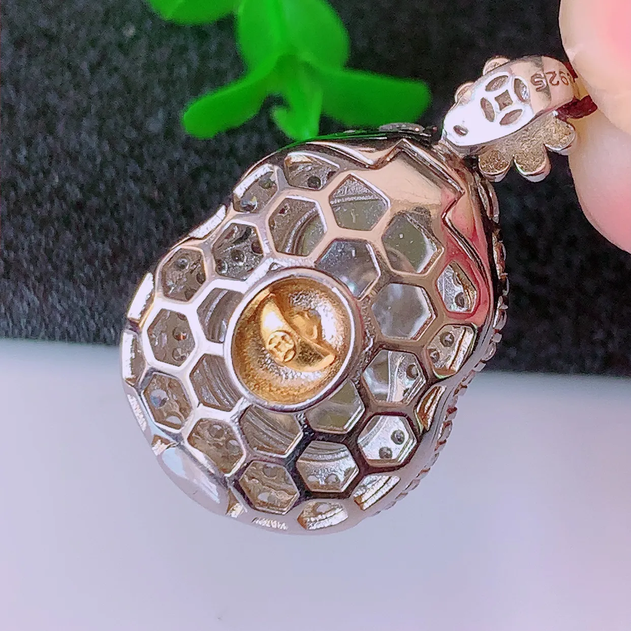 冰透满绿翡翠925银镶嵌葫芦吊坠，自然光实拍，翠色灵动，颜色漂亮，种老水足，品相佳，佩戴佳品！#97.7整体29.5*17.5*11裸石17*12