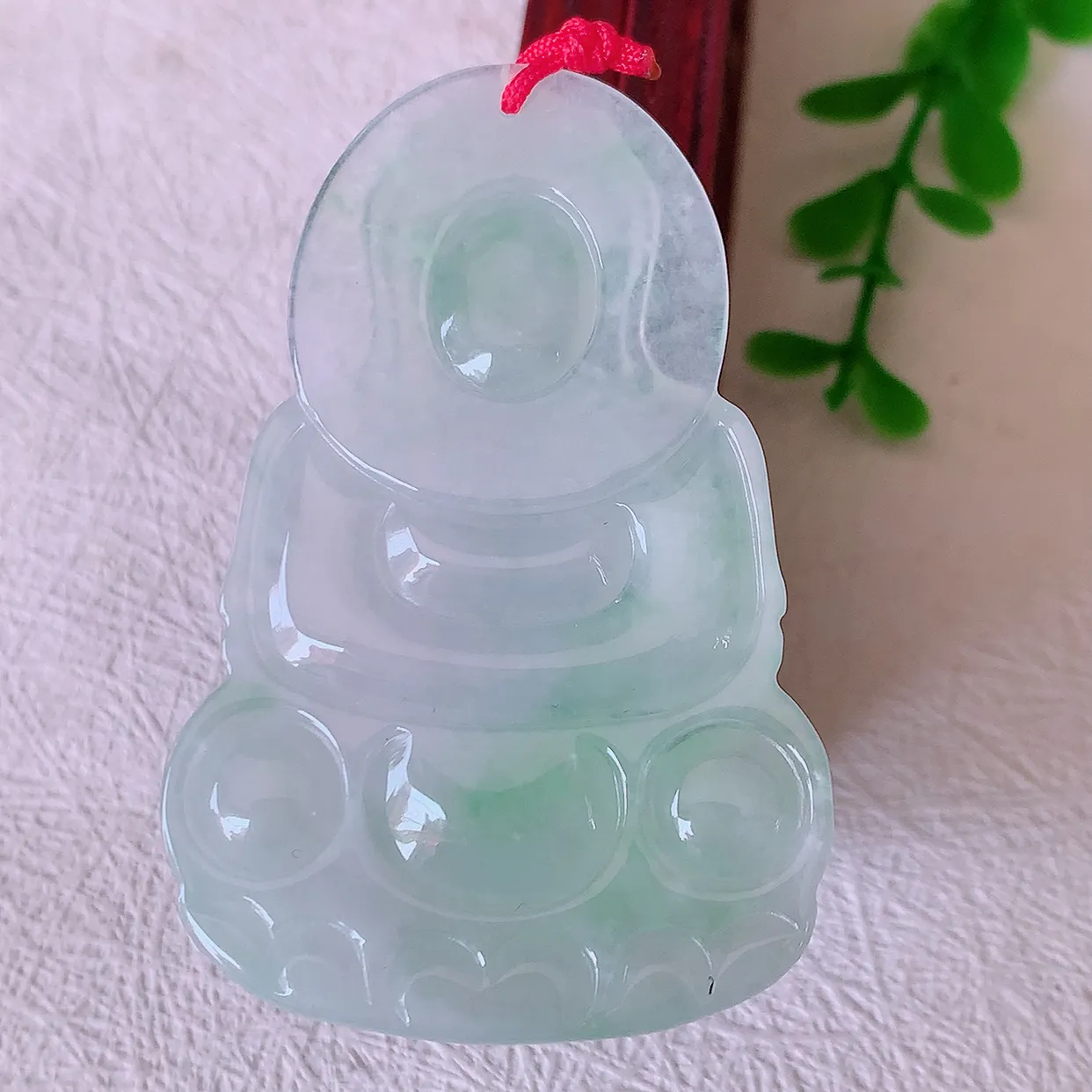 自然光实拍，冰飘绿翡翠观音菩萨吊坠，赐福观音，玉润通透， 慈祥端庄！#46.7