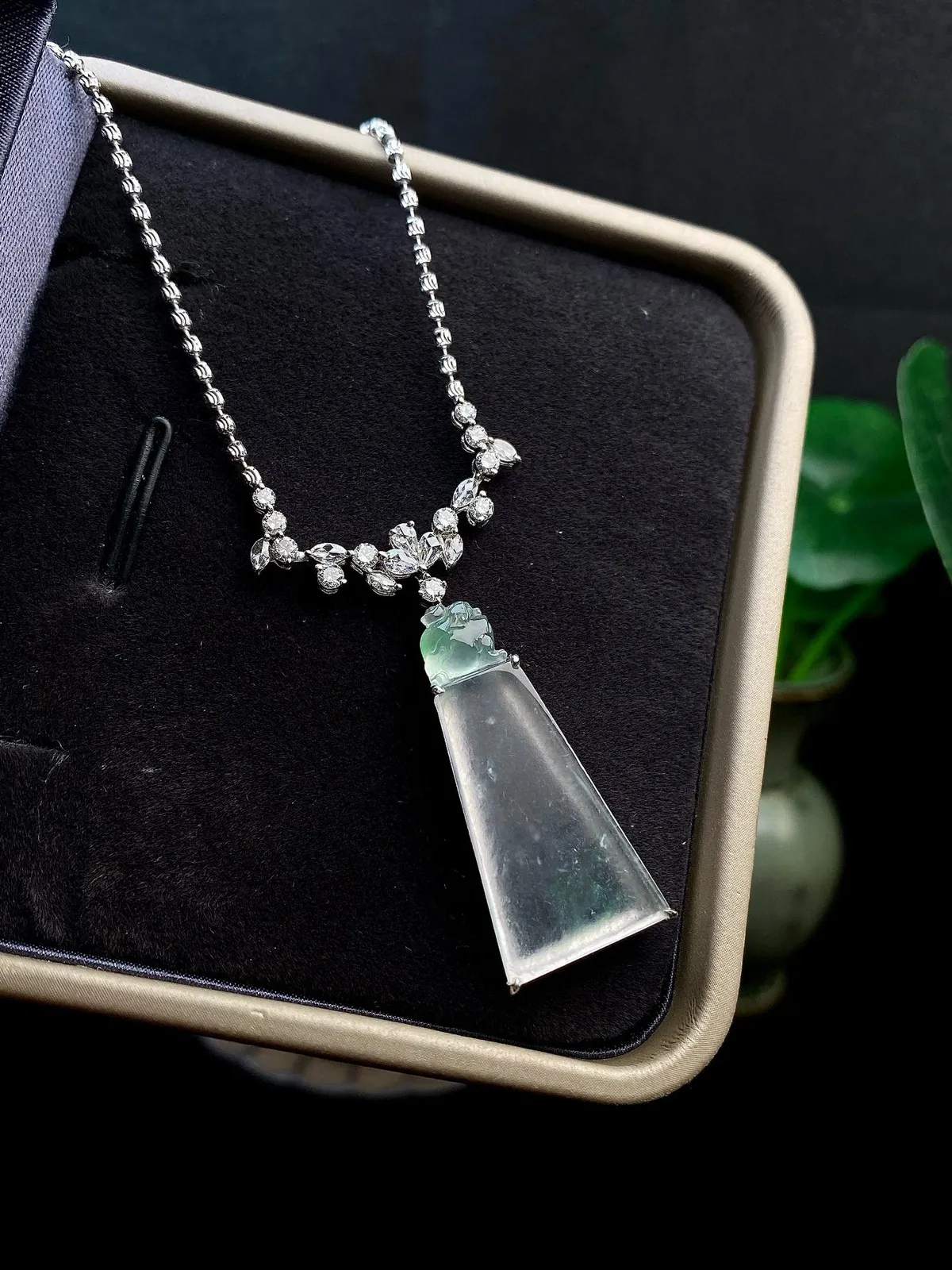 【冰种无事柱】精品，种水上乘，通透闪亮，晶莹剔透。18K金钻镶嵌，裸石尺寸29.5*13.6*3.3