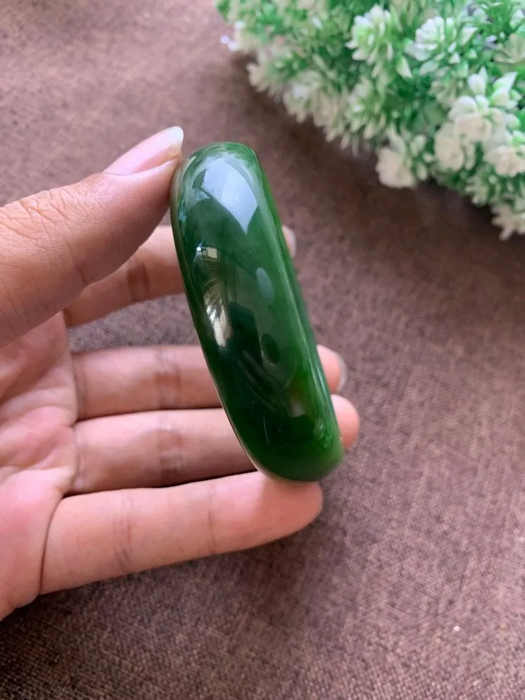 珍藏品，圈口57和田玉碧玉菠菜绿手镯，玉质细腻油润，密度紧凑，高脂粉，高品质