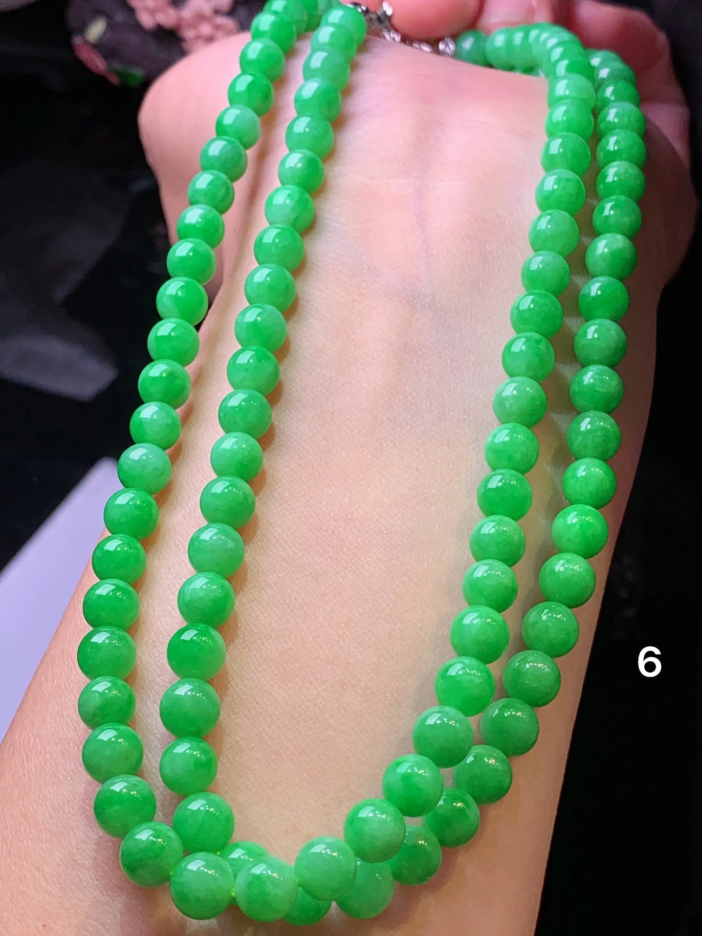 果绿圆珠项链 玉质细腻 水润亮眼 色泽艳丽 整体尺寸6
