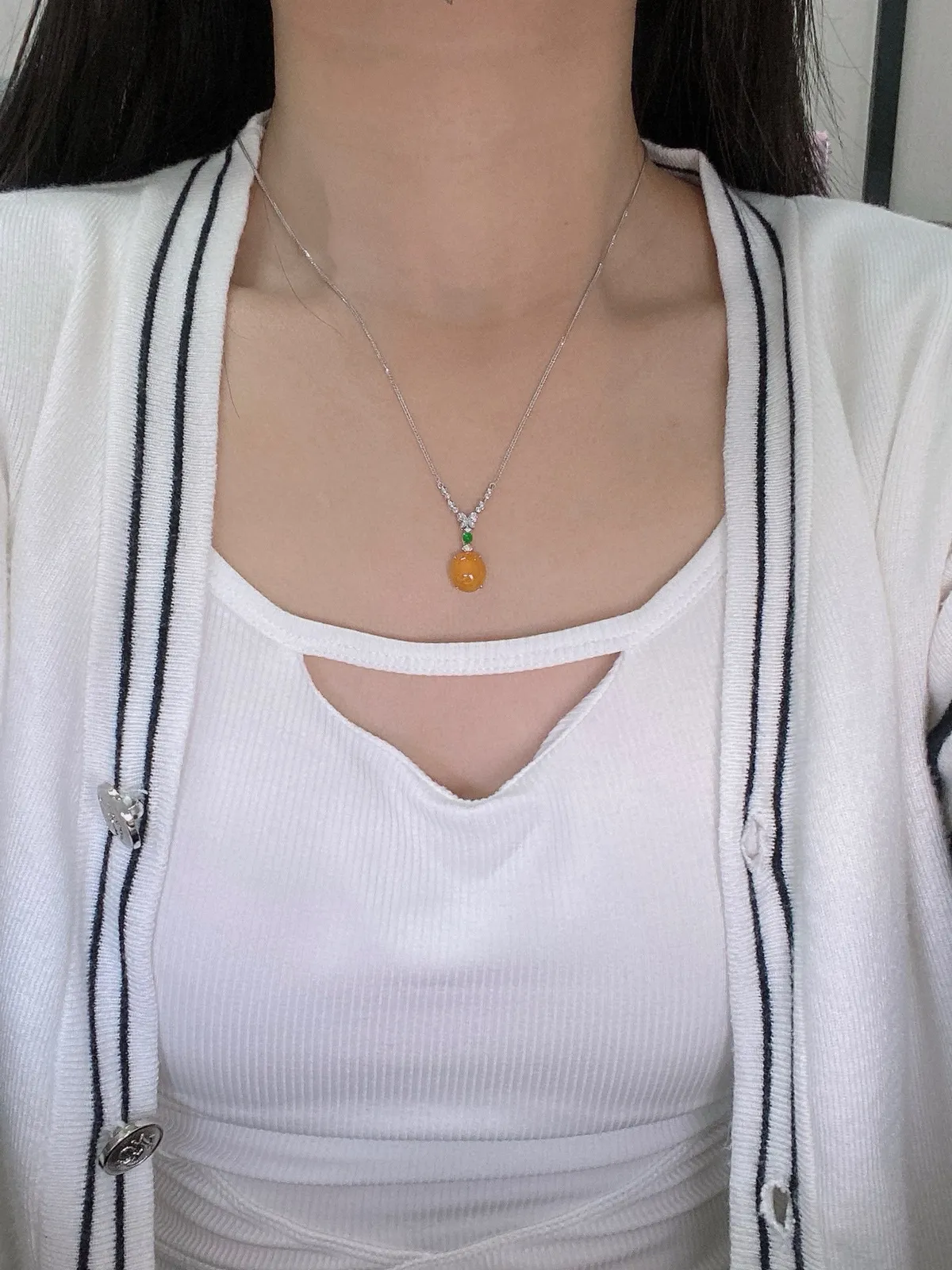 【冰种黄翡蛋面吊坠】质地细腻，冰润透亮，光泽出众，冰感十足，18k金古法镶嵌，裸石尺寸8.2*7.2*2.6毫米