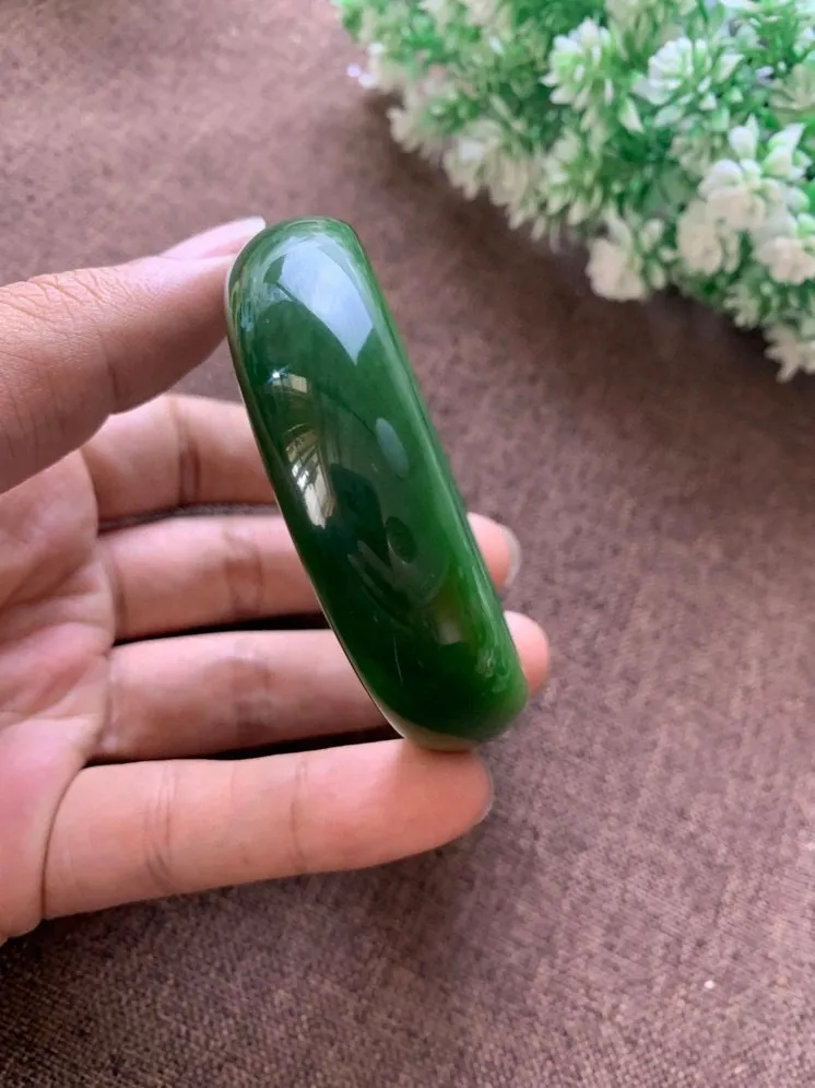 珍藏品，圈口57和田玉碧玉菠菜绿手镯，玉质细腻油润，密度紧凑，高脂粉，高品质