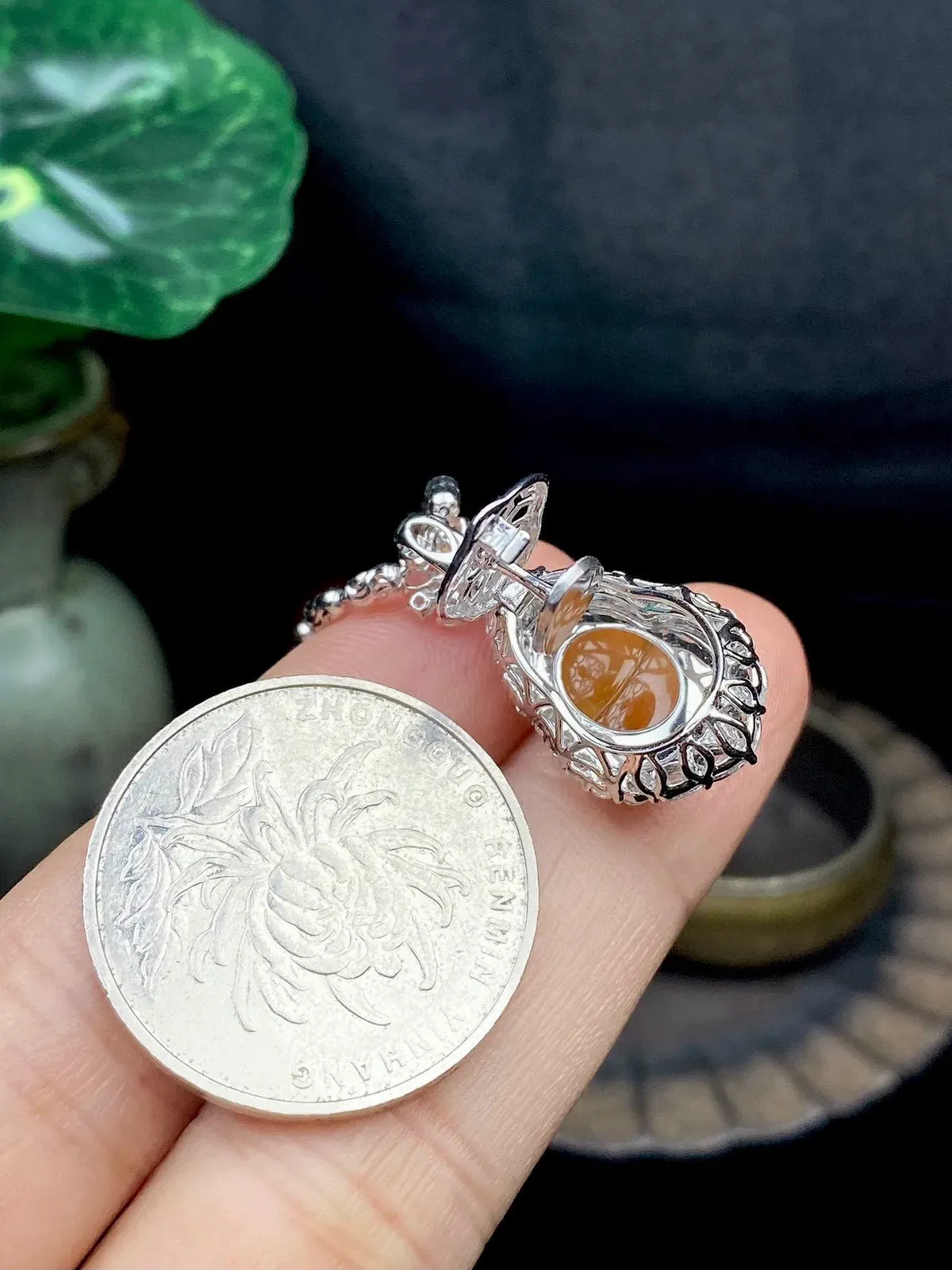 【冰种黄翡葫芦吊坠】质地细腻，冰感十足，晶莹透亮，18K金钻镶嵌，裸石尺寸14.1*10.5*3.5毫米