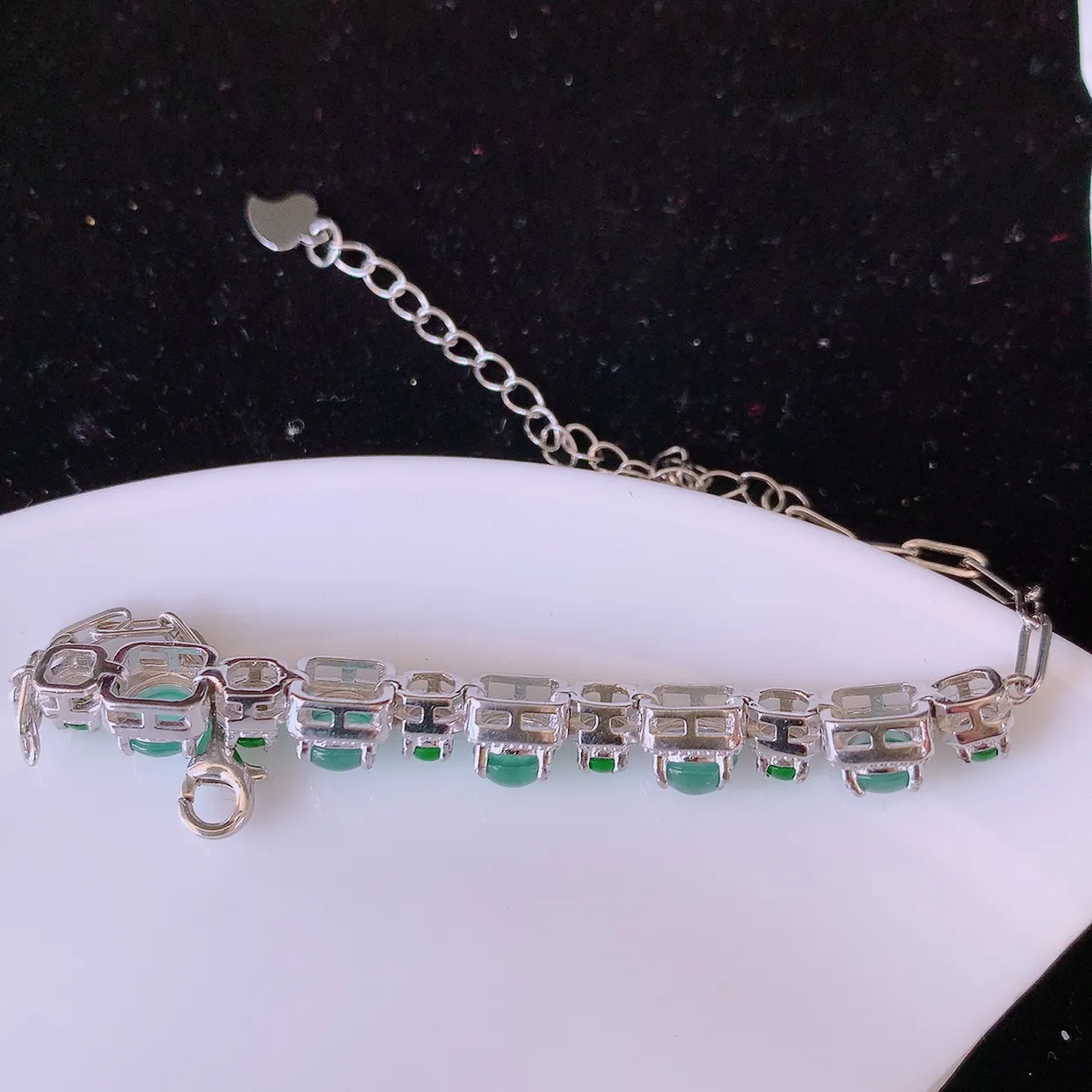 冰透满绿翡翠925银镶嵌手链，自然光实拍，翠色灵动，颜色漂亮，种老水足，品相佳，佩戴佳品！#97.7取一整体6.5*6*5.6裸石5*5