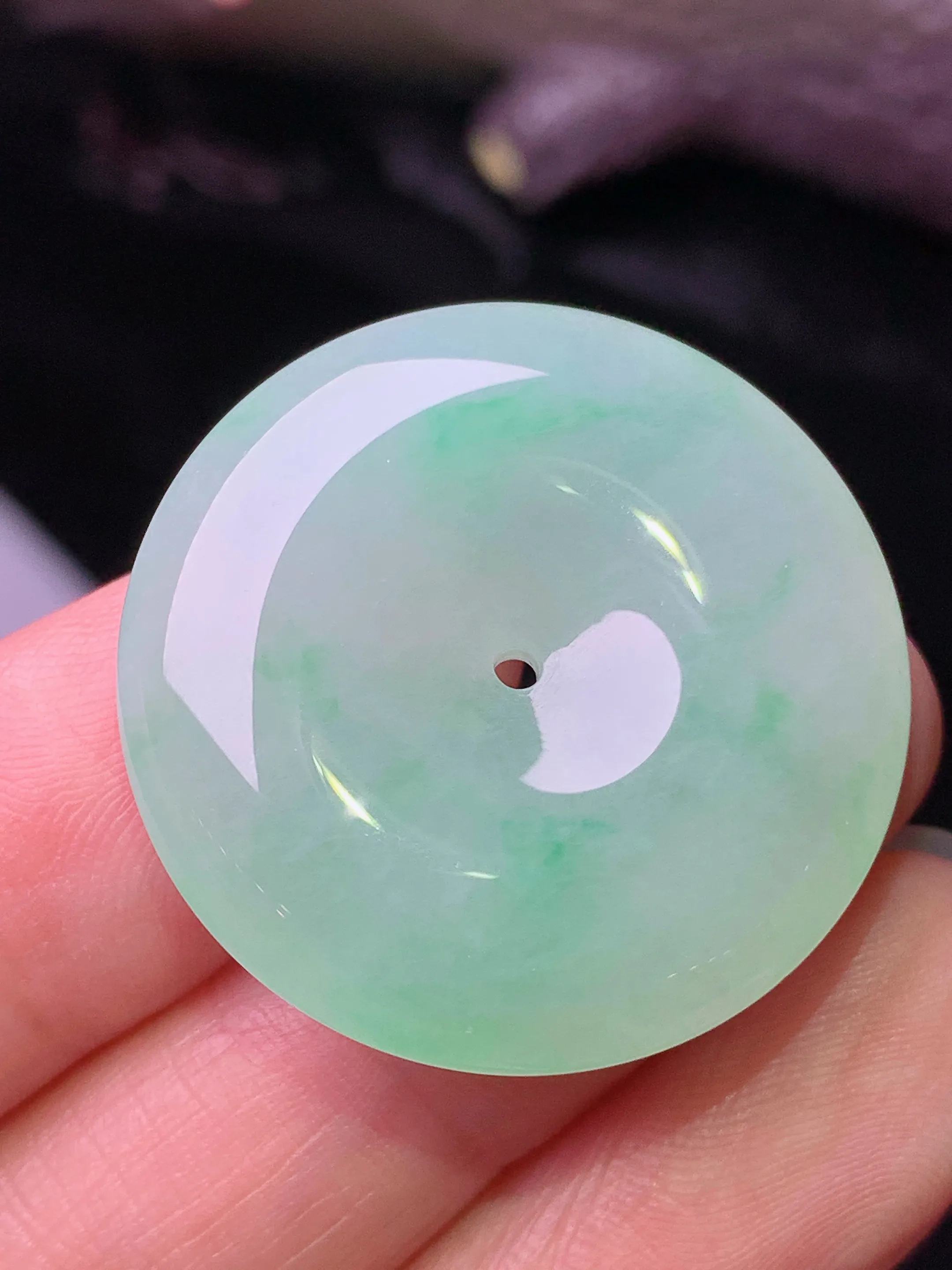 飘绿平安扣吊坠 玉质细腻 水润亮眼 色泽艳丽 整体尺寸27.5*6.8