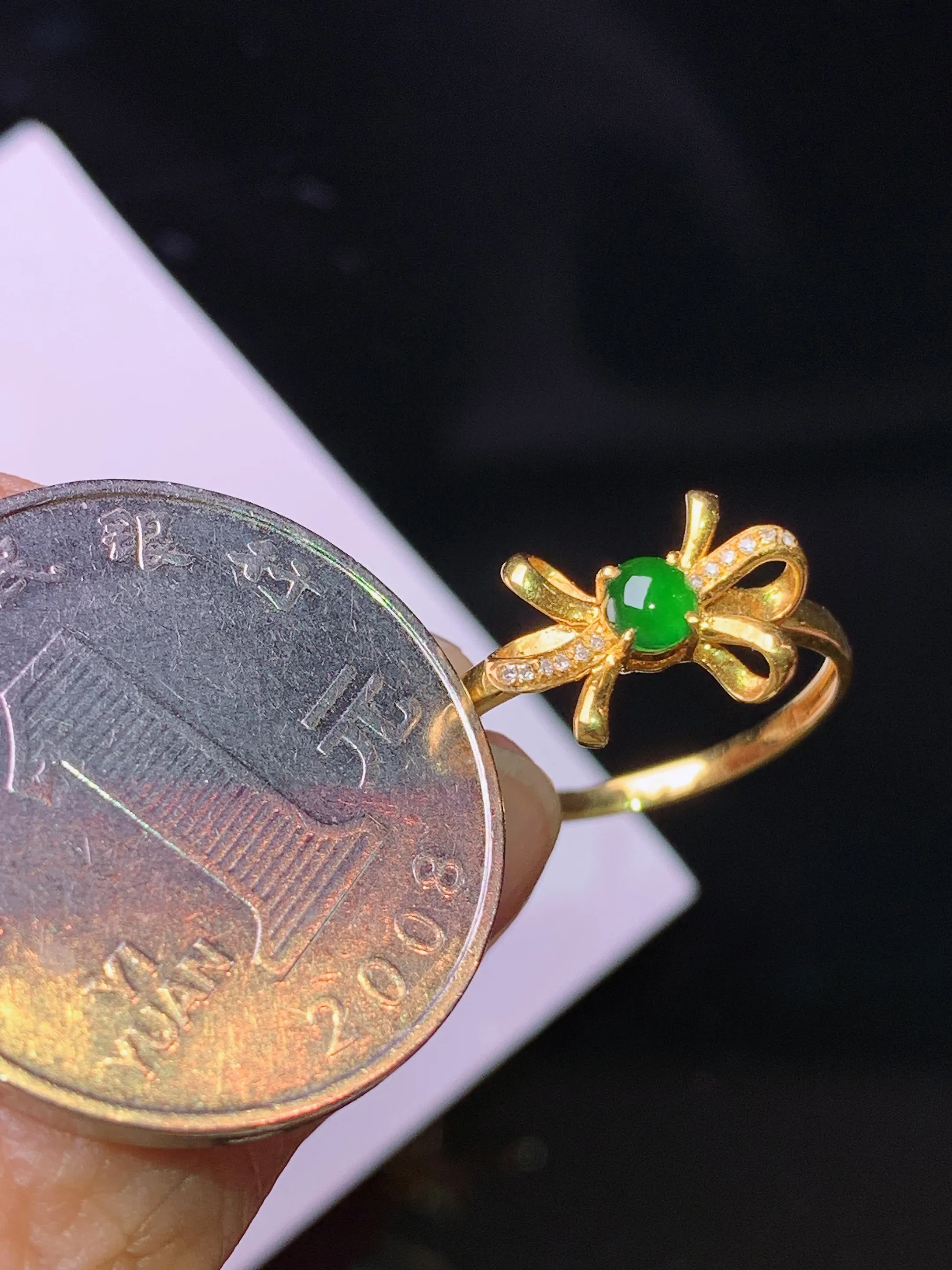 18k金钻镶嵌满绿蛋面戒指 玉质细腻 水润亮眼 色泽艳丽 圈口14 裸石尺寸3.5*2