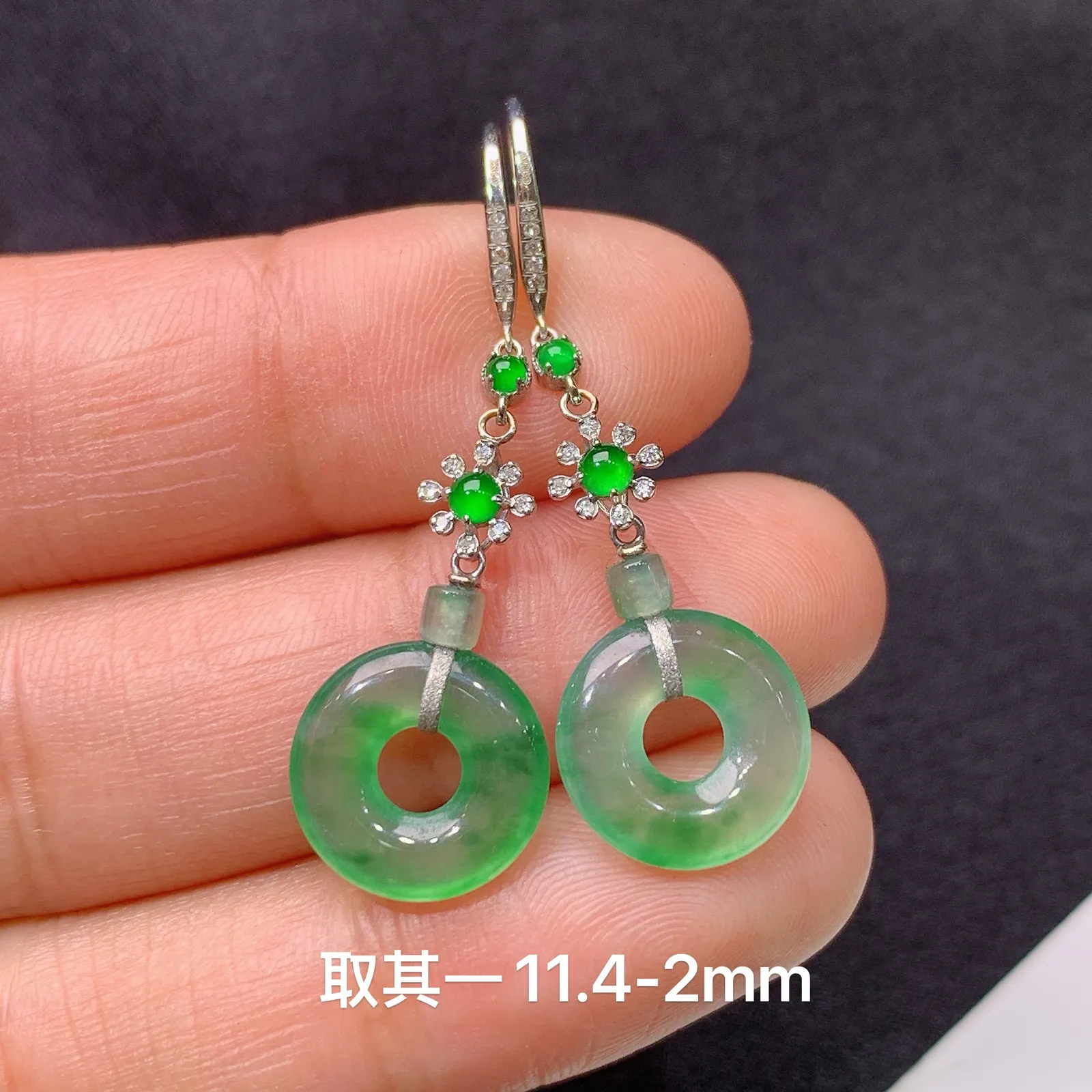 冰飘绿甜甜圈耳坠，18k金镶嵌，简约时尚，冰润色阳，种水足 尺寸11.4*2