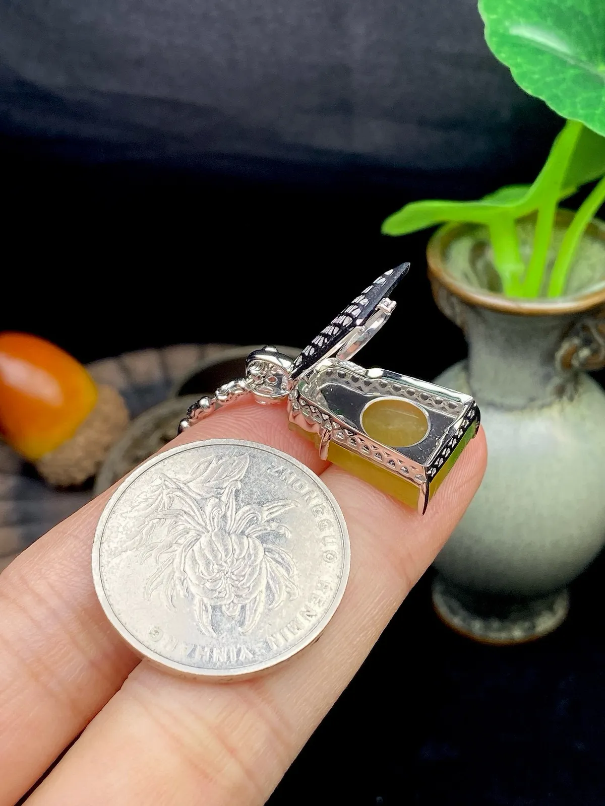 【冰种黄加绿仿古貔貅牌】质地细腻，冰润透亮，光泽出众，冰感十足，18k金钻镶嵌，裸石尺寸18.1*12.7*3.6毫米