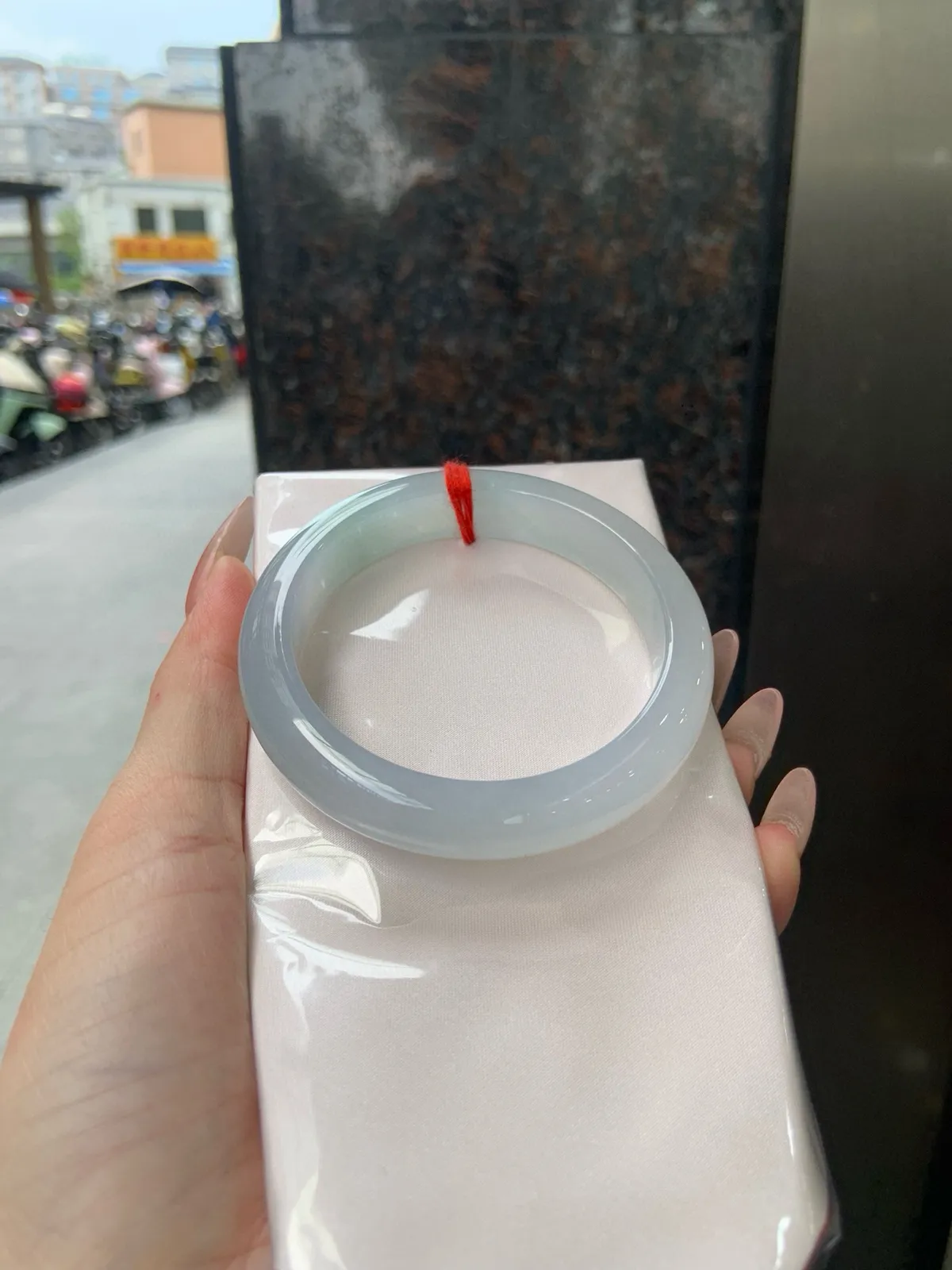 #私人专拍#冰晴正圈56.8-12.4-8.8
有棉团，底妆干净细腻，清爽耐看的均匀晴底，夏季美好的冰凉感，时而晴时而晴蓝，随光线变化如梦如幻。