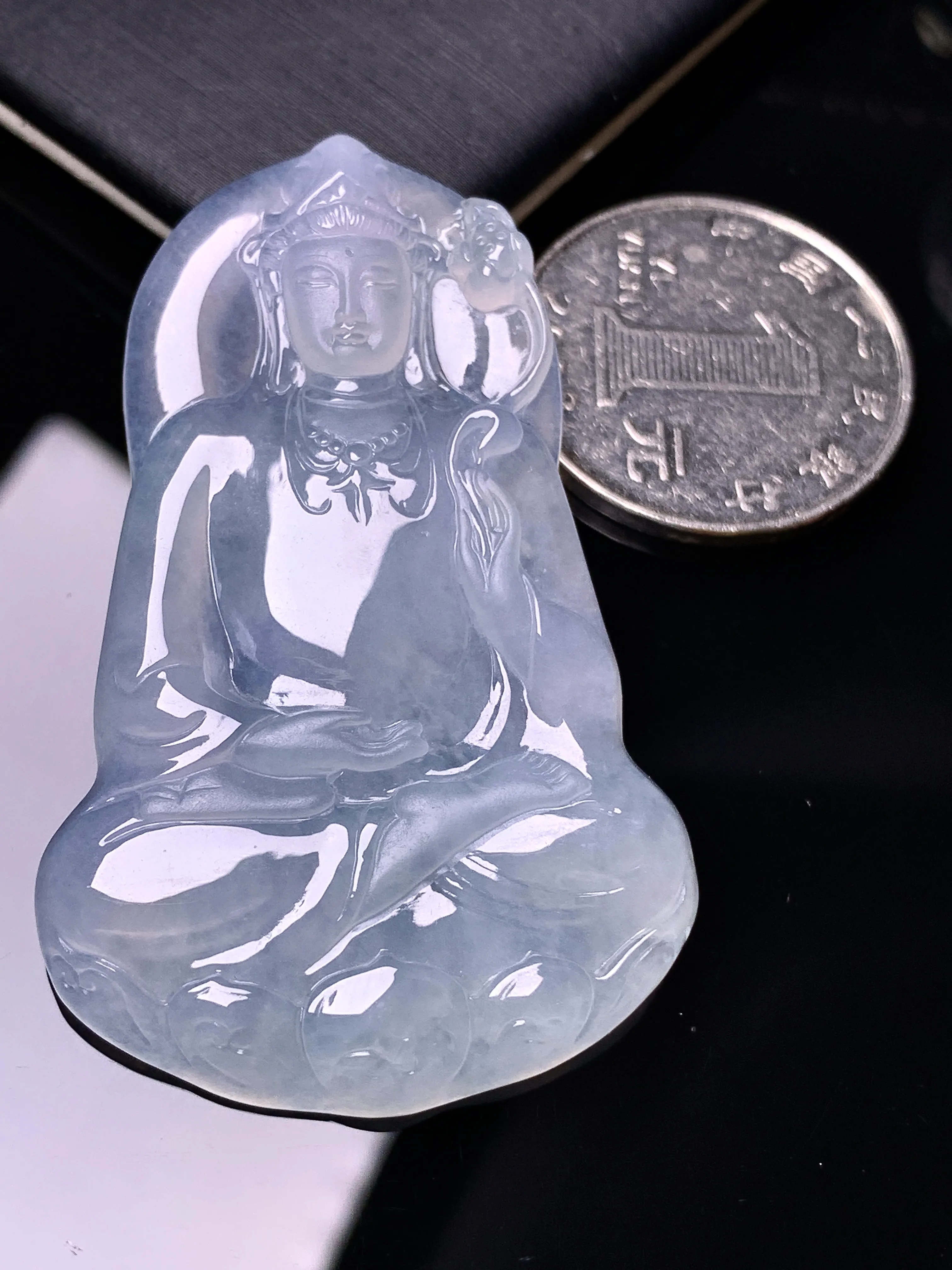 冰种观音菩萨吊坠 玉质细腻 水润亮眼 色泽艳丽 整体尺寸53.6*33.6*5.2