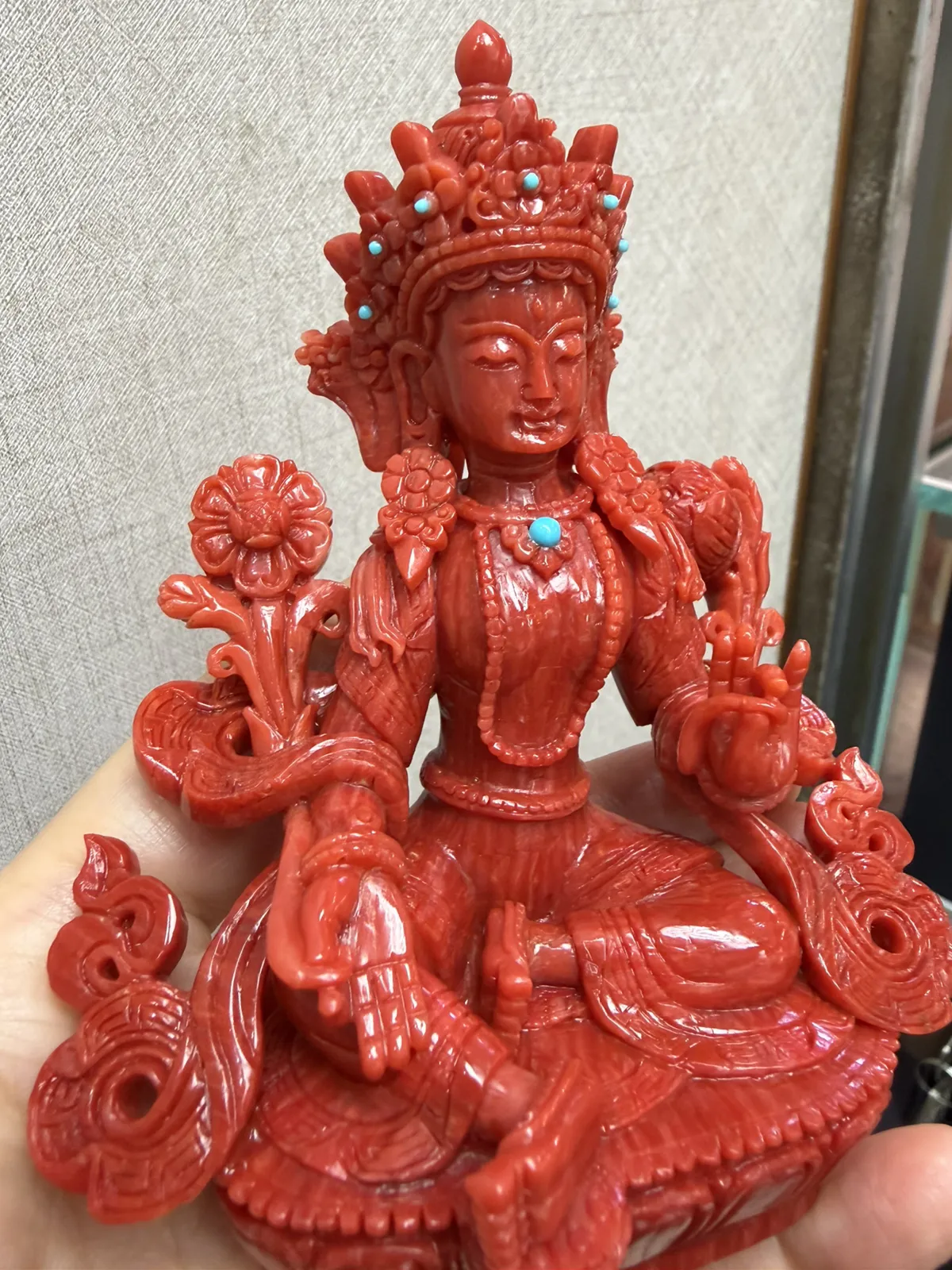 【天然红珊瑚拼接绿镀母中号摆件】意大利产地，沙丁珊瑚料，深红颜色，釆用台湾拼接手工工艺，精雕细镂，底部有开孔可藏经文，手工工序复杂，高约108mm，宽约86mm，厚49mm，重量141.2克。天然美松点缀！可手持红珊瑚沙丁大枝拼接绿镀母。收藏供奉价值高！