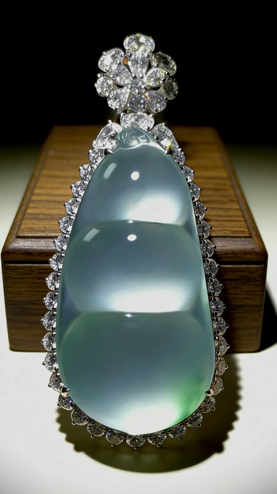 高品质收藏级四季平安豆子，
裸石42-21-8mm，整体59.2-26.2-16.2mm，
18K金，南非钻，29.02g，