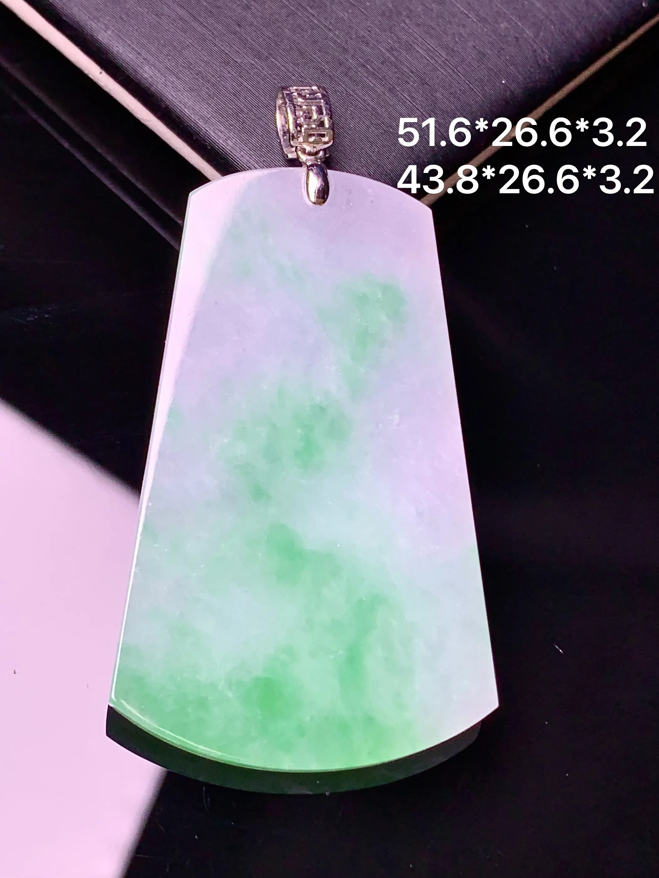 18k金镶嵌飘绿无事牌吊坠 玉质细腻 水润亮眼 色泽艳丽 整体尺寸51.6*26.6*3.2