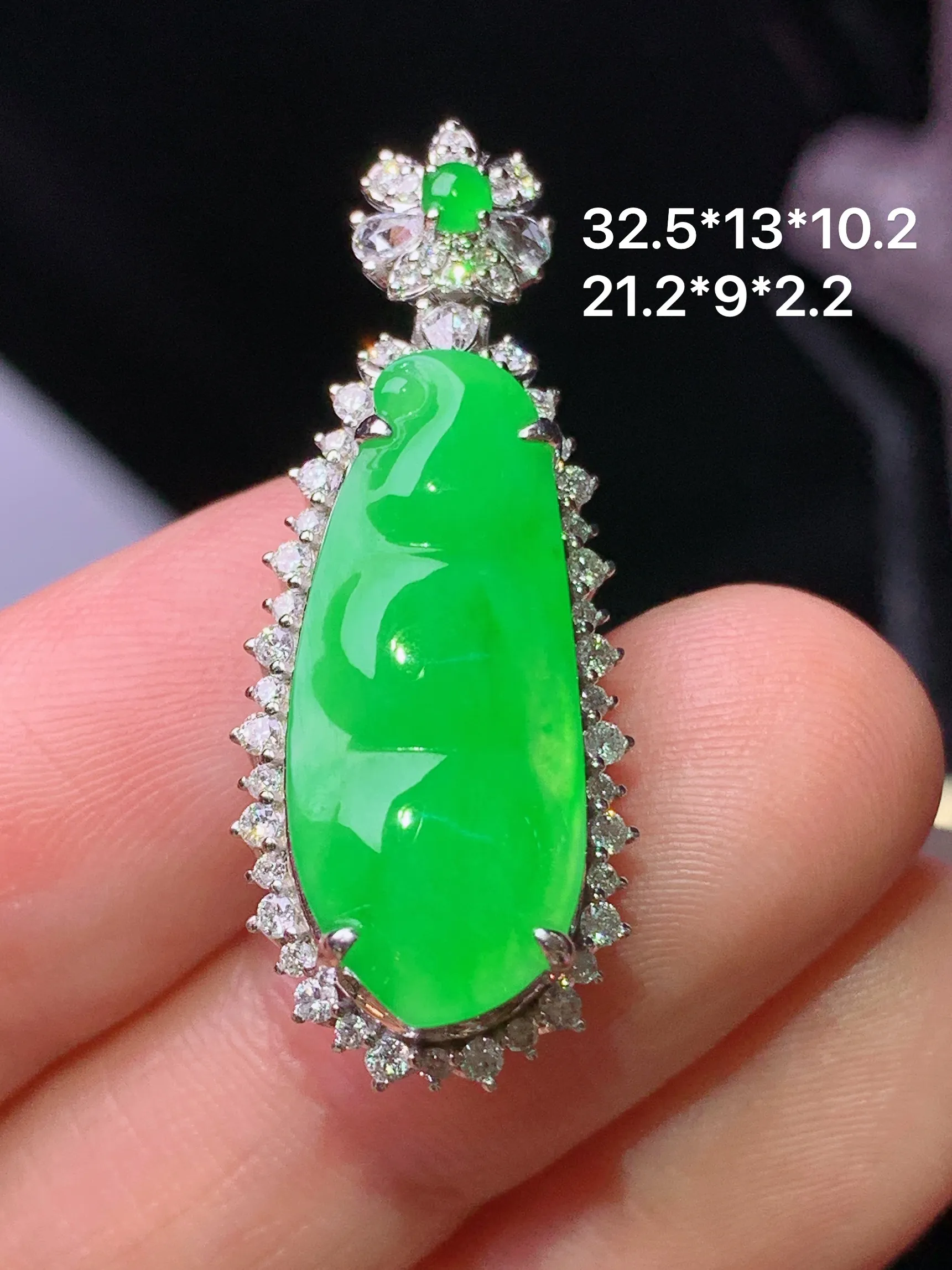18k金钻镶嵌满绿四季豆吊坠 玉质细腻 水润亮眼 色泽艳丽 整体尺寸32.5*13*10.2
