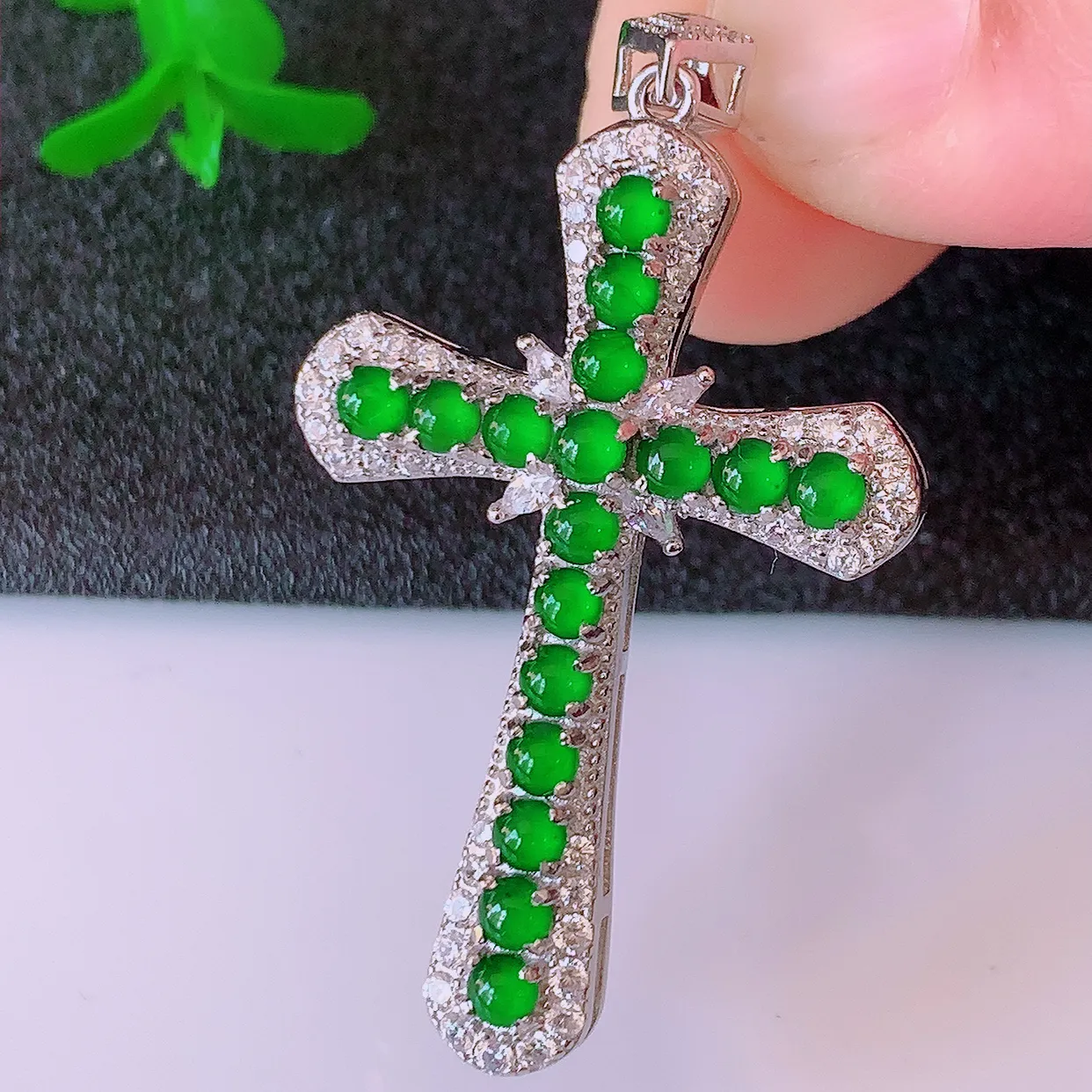 冰透满绿翡翠925银镶嵌十字架吊坠，自然光实拍，翠色灵动，颜色漂亮，种老水足，品相佳，佩戴佳品！#9