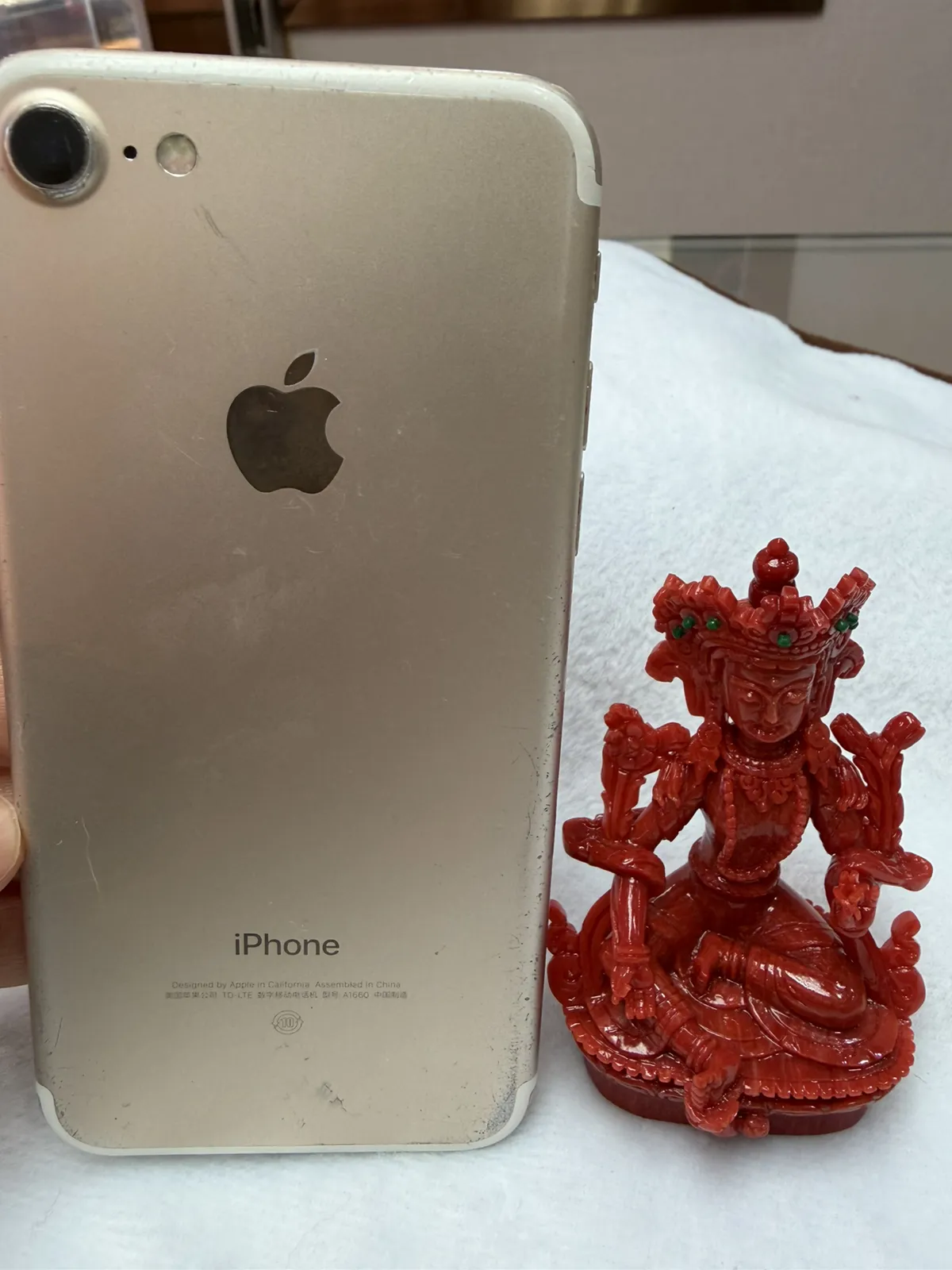 【天然红珊瑚拼接绿镀母小佛摆件】意大利产地，沙丁珊瑚料，深红颜色，釆用台湾拼接手工工艺，精雕细镂，底部有开孔可藏经文，手工工序复杂，高约83.3mm，宽约51mm，厚39.6mm，重量75.67克。天然绿松石点缀！可手持红珊瑚沙丁大枝拼接绿镀母。收藏供奉价值高！