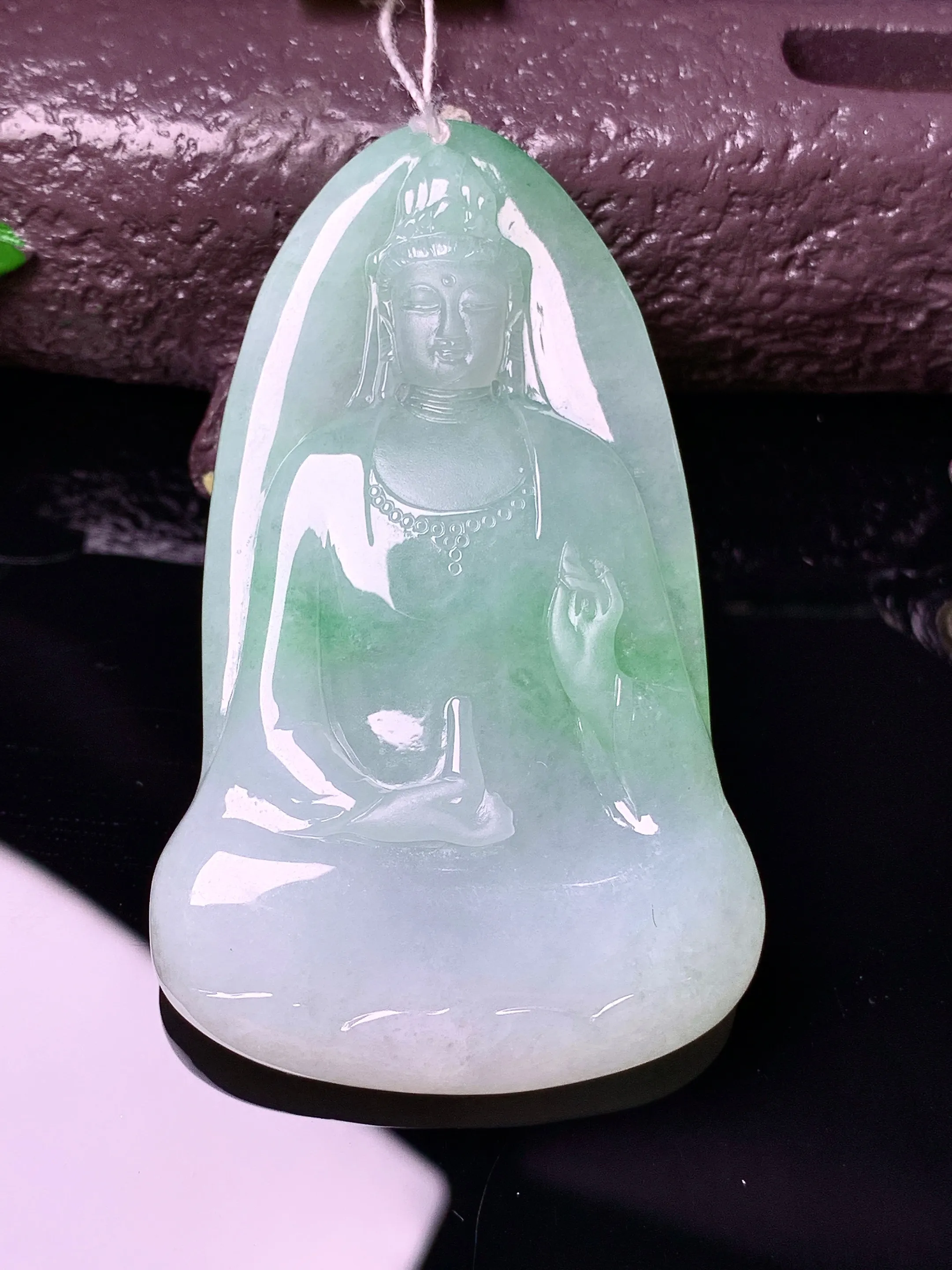 飘绿观音菩萨吊坠 玉质细腻 水润亮眼 色泽艳丽 整体尺寸59.2*37*6.2