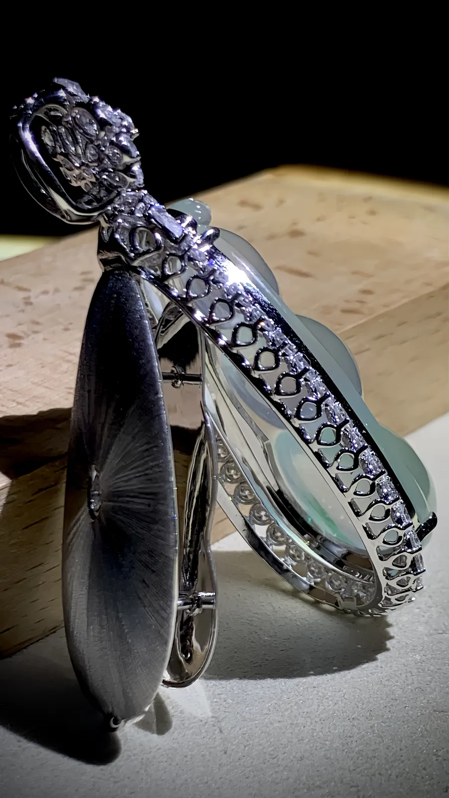 高品质收藏级四季平安豆子，
裸石42-21-8mm，整体59.2-26.2-16.2mm，
18K金，南非钻，29.02g，