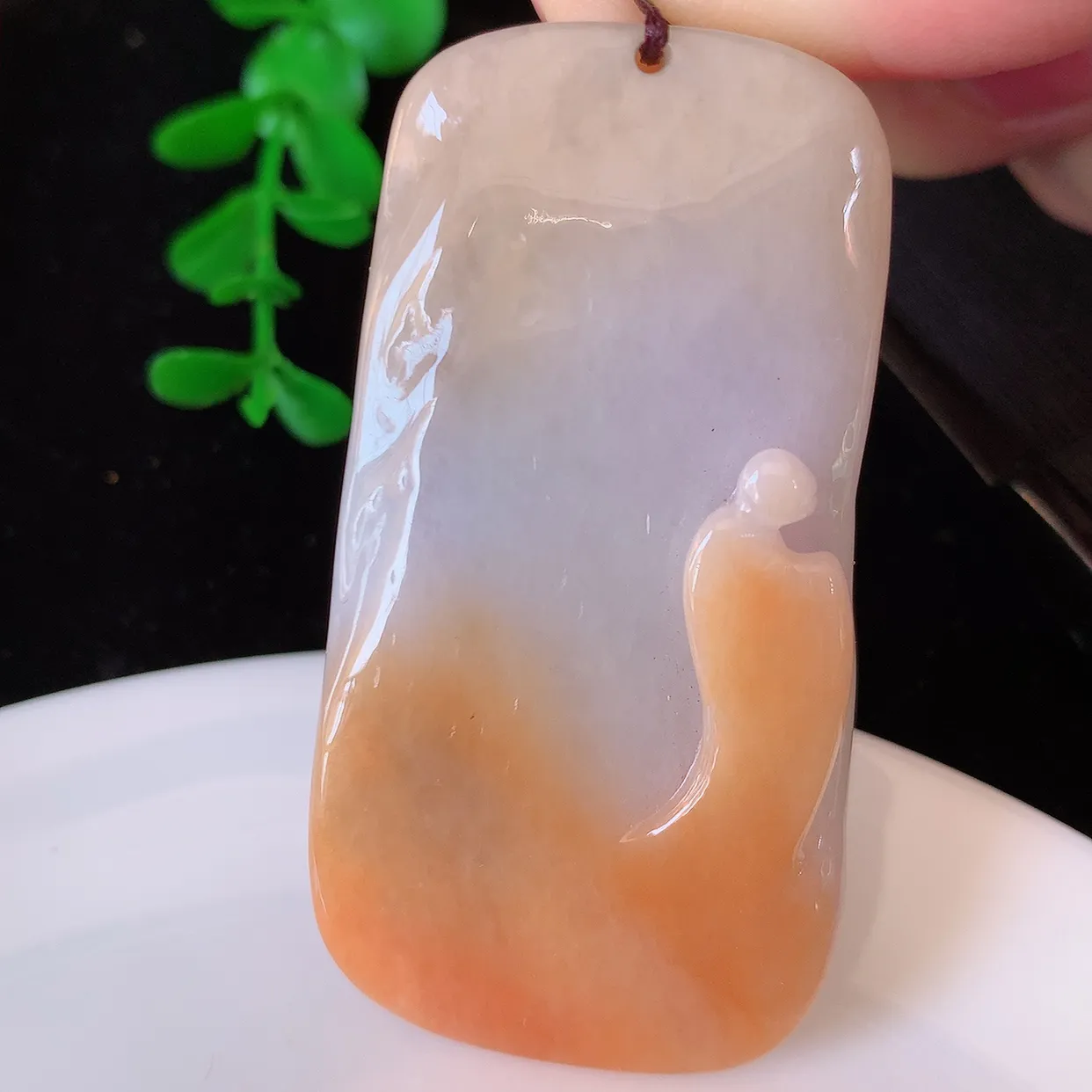 自然光实拍，特色黄翡双彩翡翠悟道吊坠。悟道寓意“祥和，安宁，吉祥，幸福”，质地相当细腻，意境化设计雕