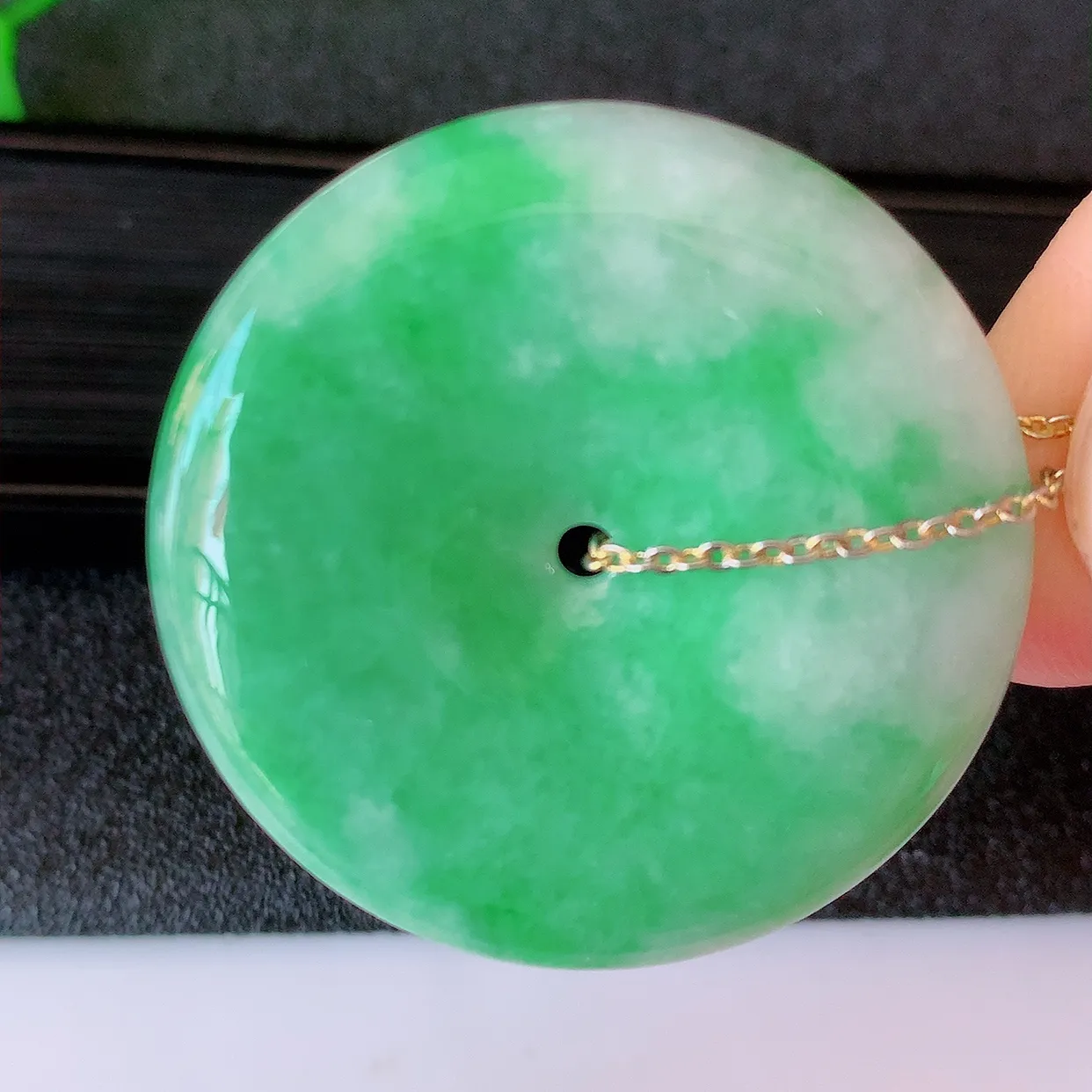 自然光实拍，冰润飘绿翡翠平安扣吊坠，种老水足，雕工精湛 ，寓意美好，佩戴时尚出众！#39.7