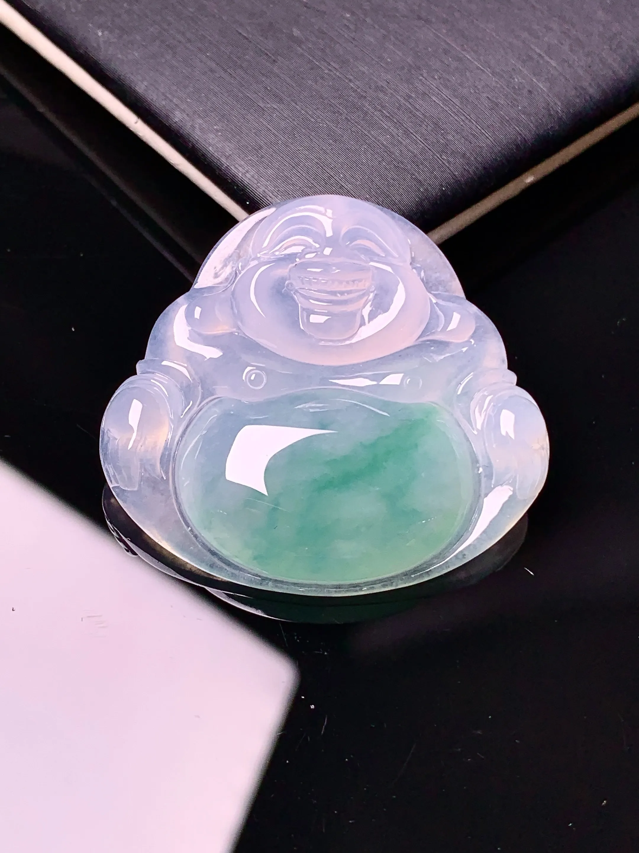 冰种飘绿佛公吊坠 玉质细腻 水润亮眼 色泽艳丽 整体尺寸32.2*34.5*6