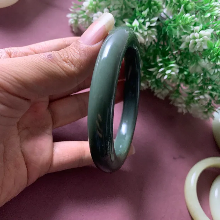 和田玉62.5圈口瓷蓝色手镯，玉质细腻油润 底色纯净 脂粉好，品质高。