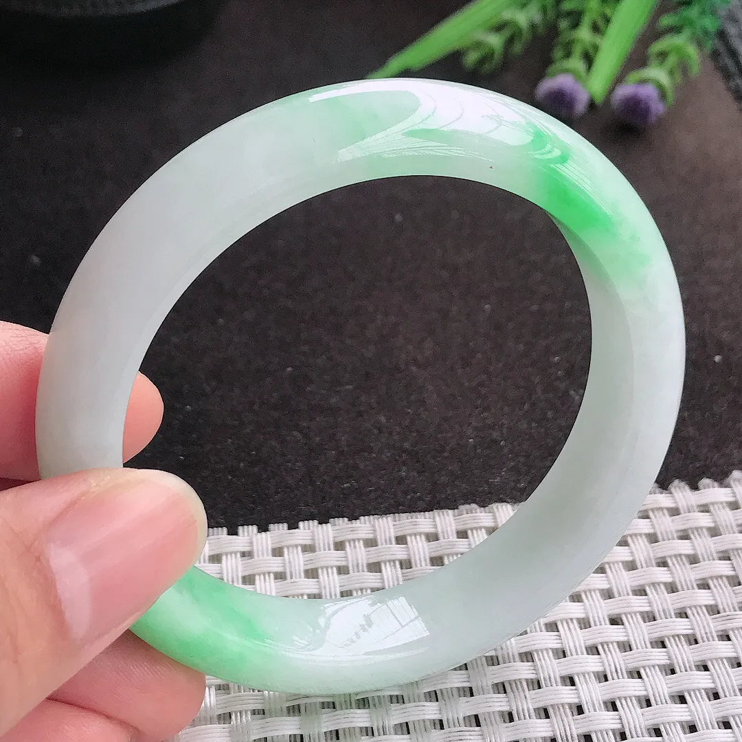 天然A货翡翠56.5/13/8.8老坑精美温润飘阳绿手镯宽边玉镯