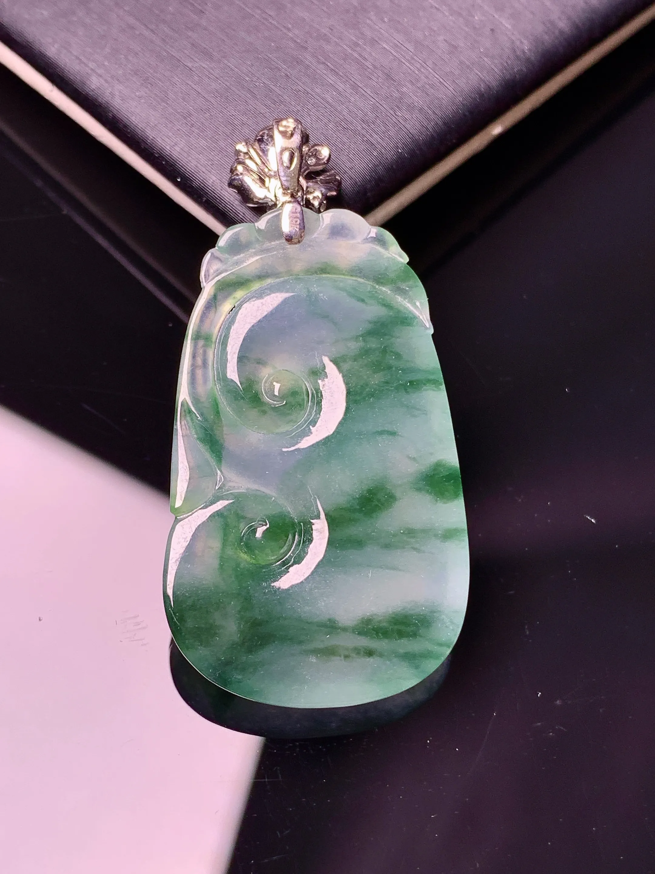 18k金钻镶嵌飘绿如意吊坠 玉质细腻 水润亮眼 色泽艳丽 整体尺寸41.8*20*4.3