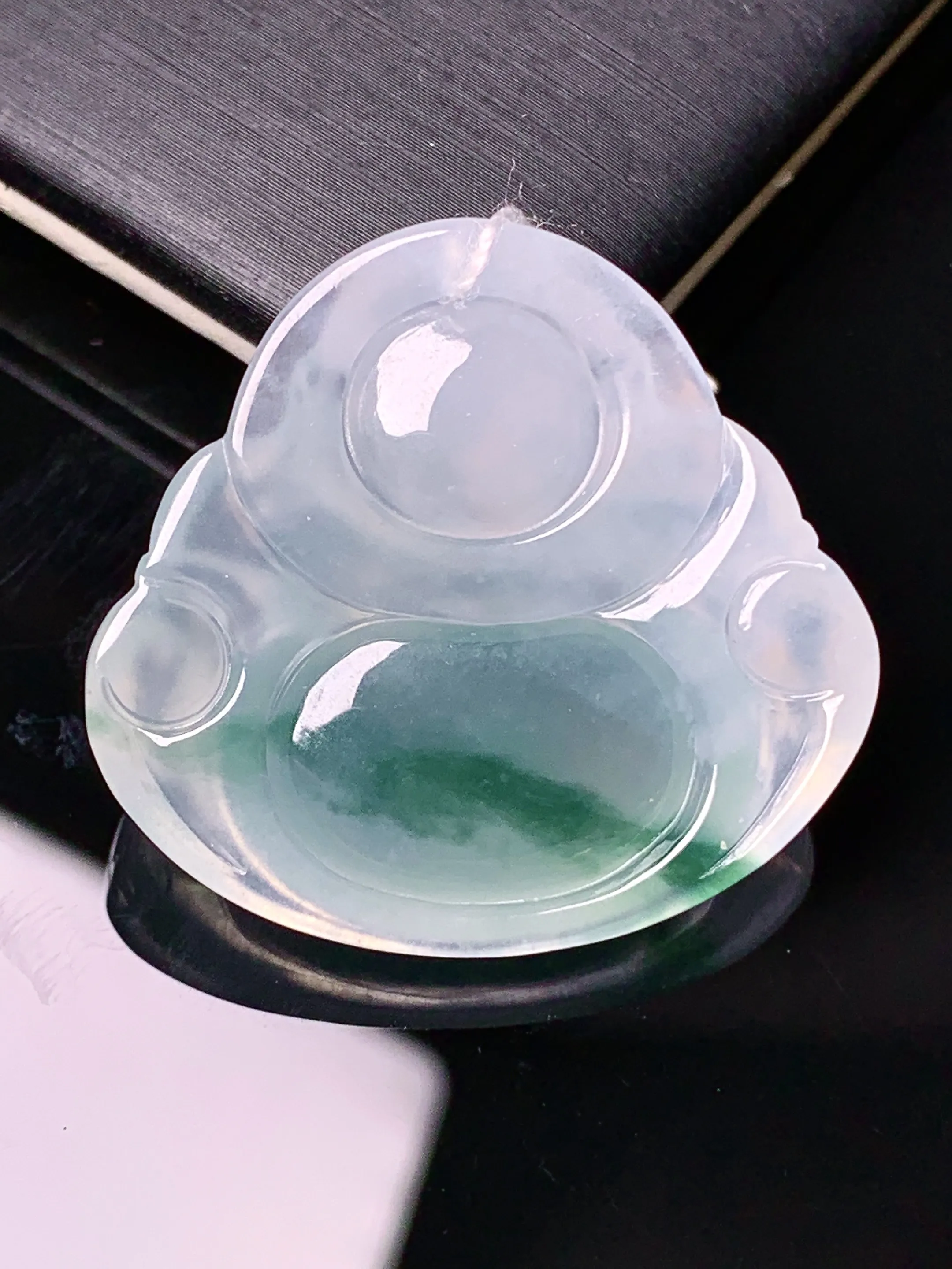 冰种飘绿佛公吊坠 玉质细腻 水润亮眼 色泽艳丽 整体尺寸28*30.5*6.5