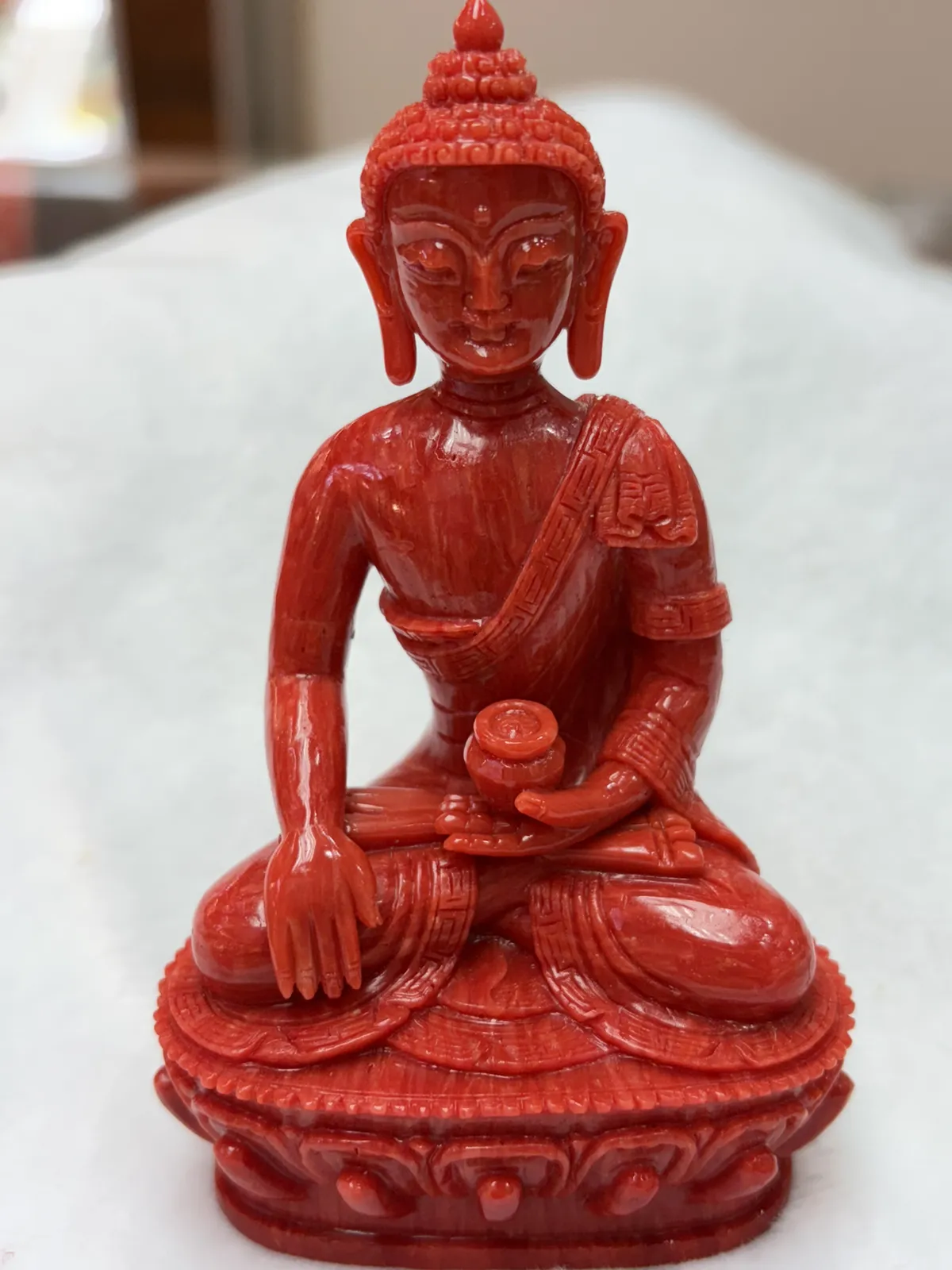 【红珊瑚释迦牟尼佛中号佛像摆件】佛祖庄严肃穆，佛像顶结高肉螺髻，髻顶可见顶严，双耳垂肩，脸型清秀，双