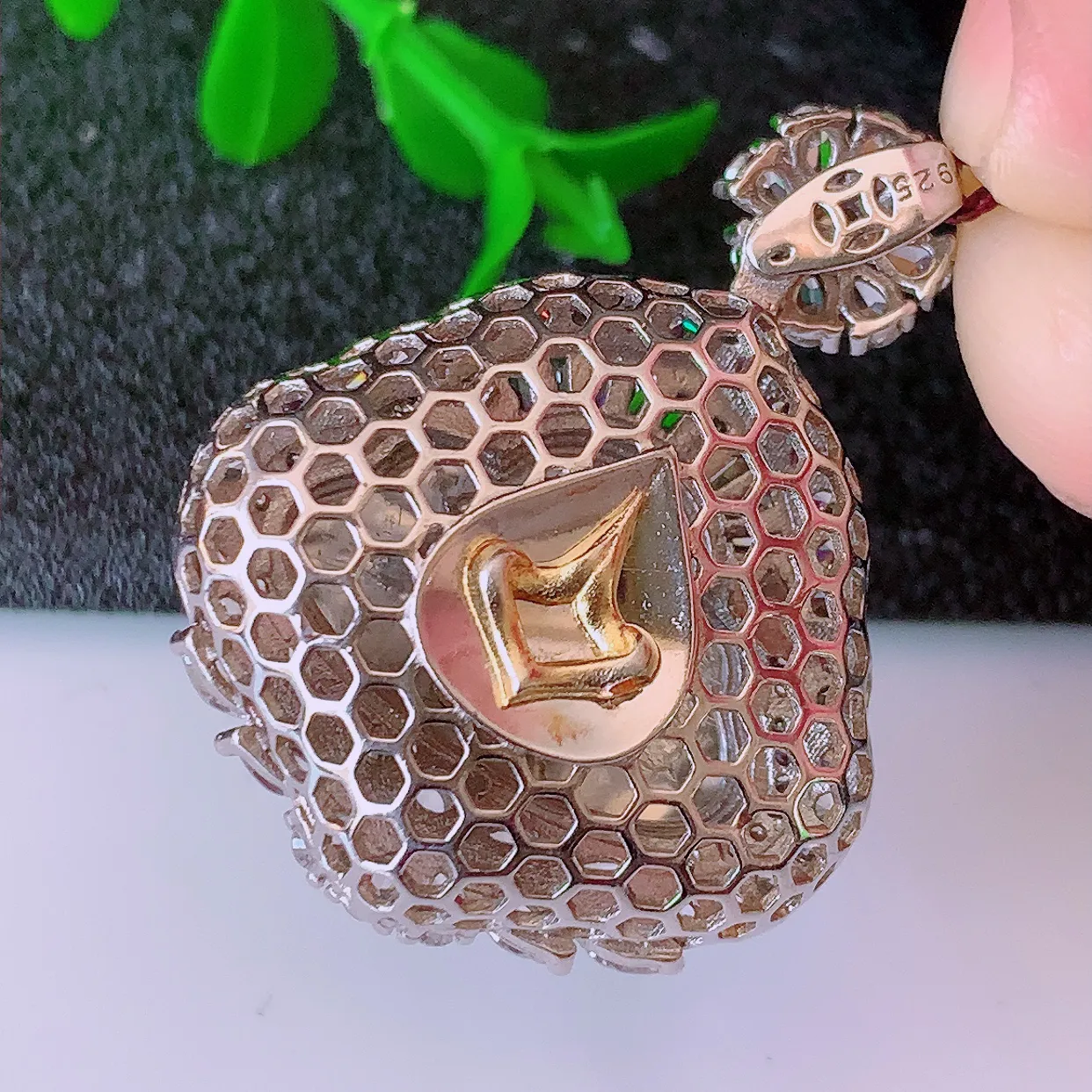 冰透满绿翡翠925银镶嵌佛公吊坠，自然光实拍，翠色灵动，颜色漂亮，种老水足，品相佳，佩戴佳品！#97.7整体34.5*26.5*12.8裸石20*15.5