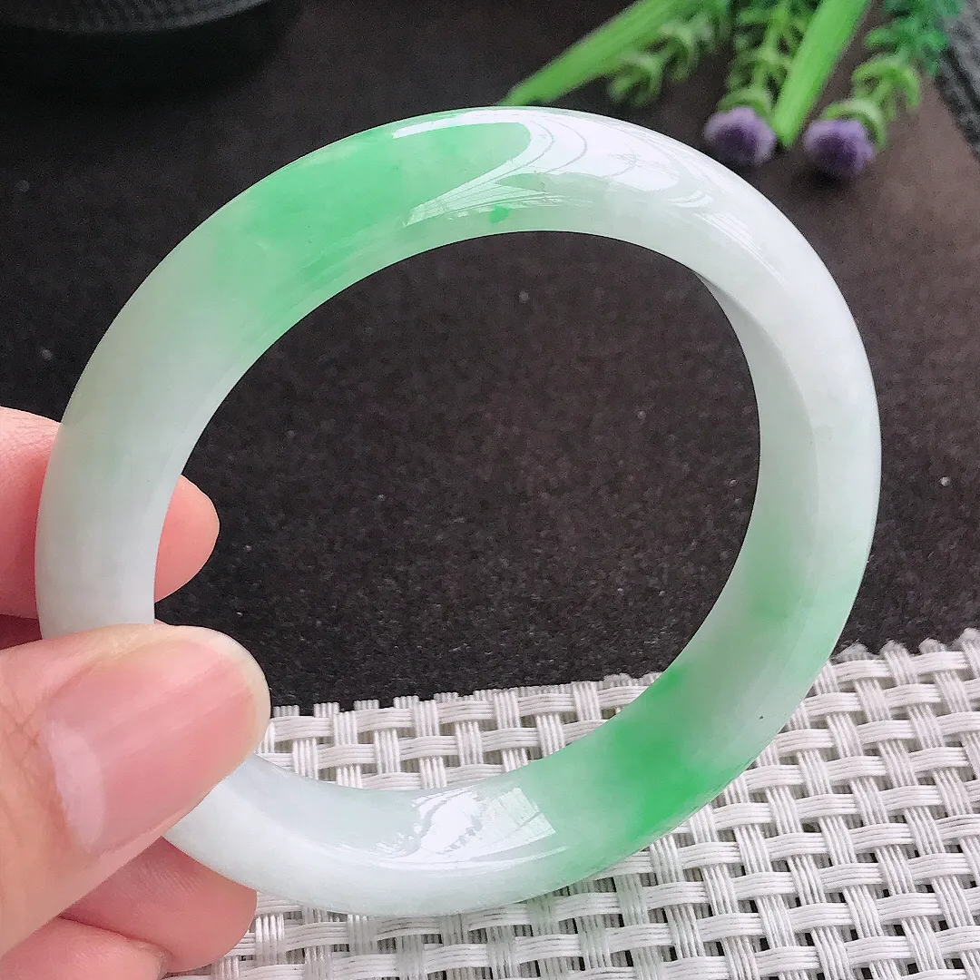 天然A货翡翠56.5/13/8.8老坑精美温润飘阳绿手镯宽边玉镯