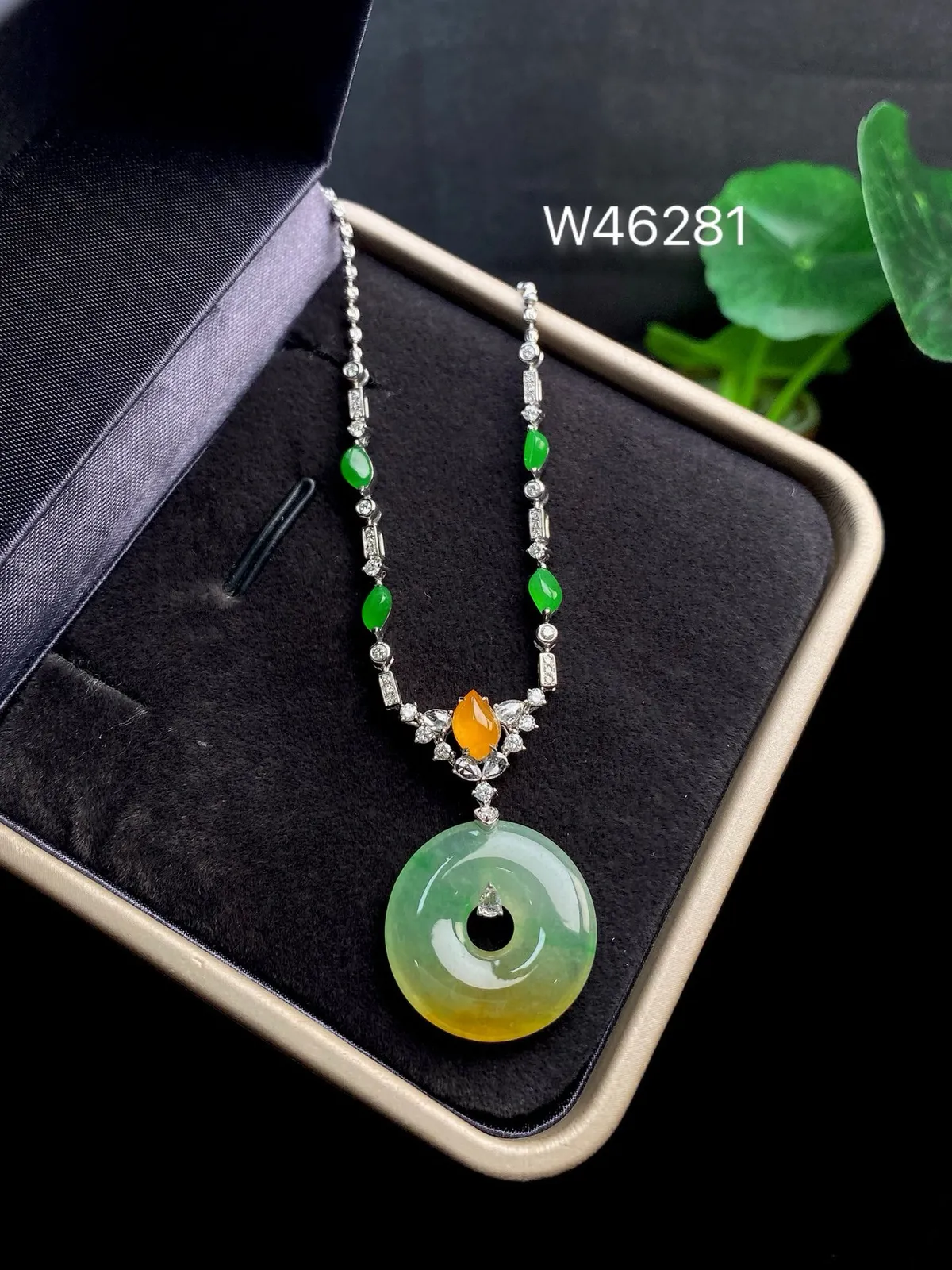 【冰种黄加绿平安扣】质地非常细腻，冰润十足，种老冰透，18k金钻镶嵌，裸石尺寸18.2*3.1毫米，