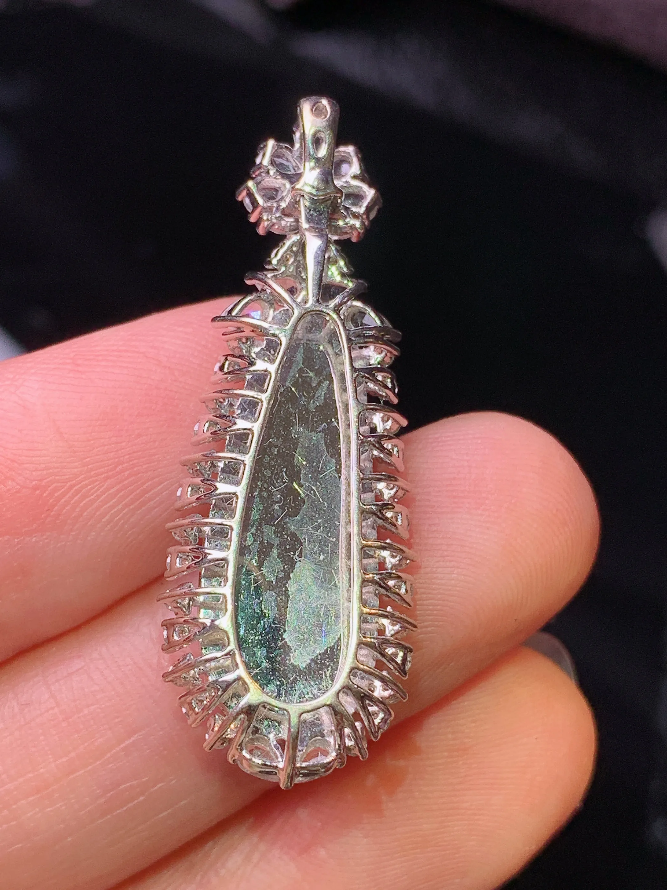 18k金钻镶嵌满绿四季豆吊坠 玉质细腻 水润亮眼 色泽艳丽 整体尺寸35.5*13*6.5