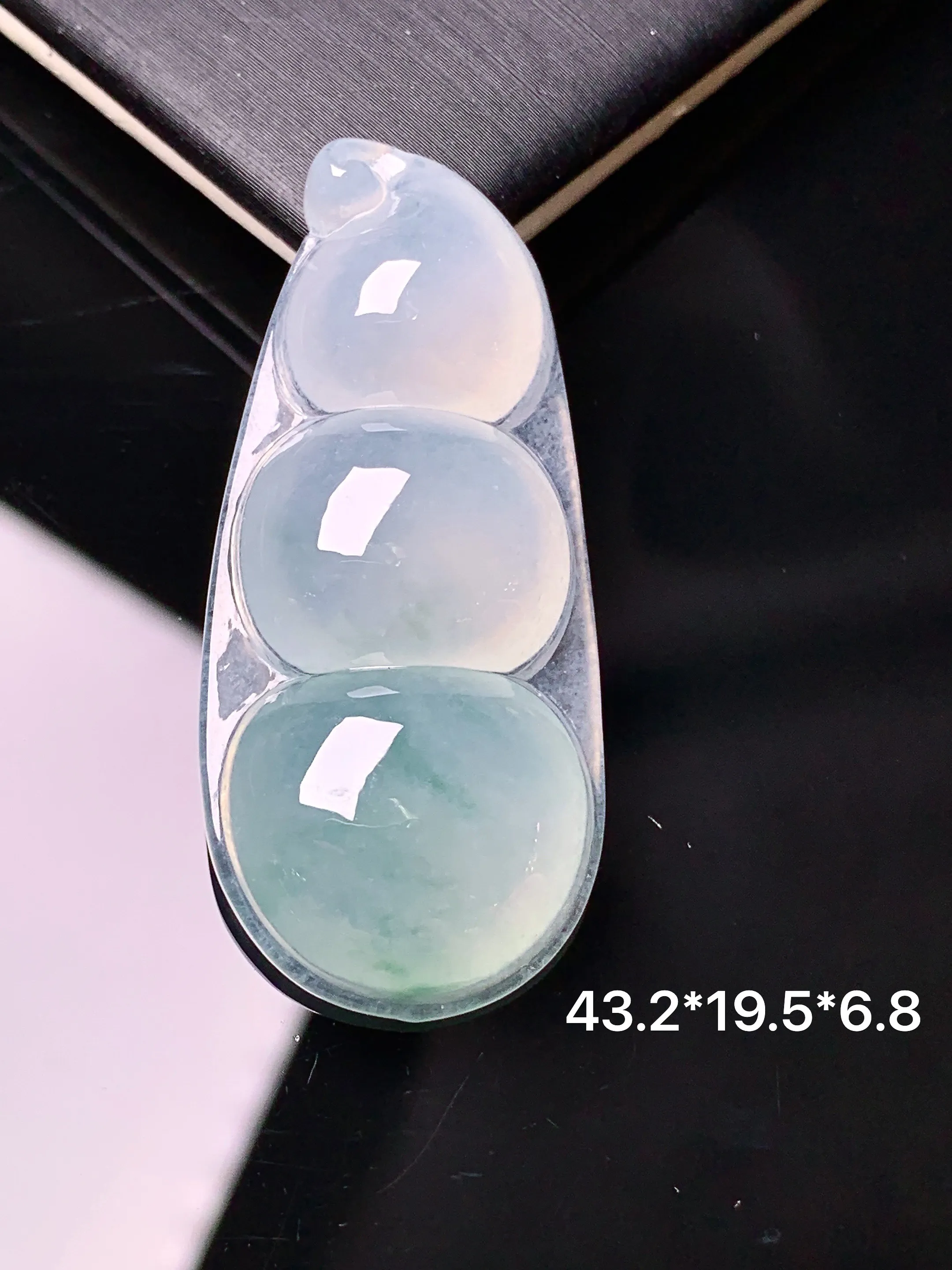 冰种四季豆吊坠 玉质细腻 水润亮眼 色泽艳丽 整体尺寸43.2*19.5*6.8