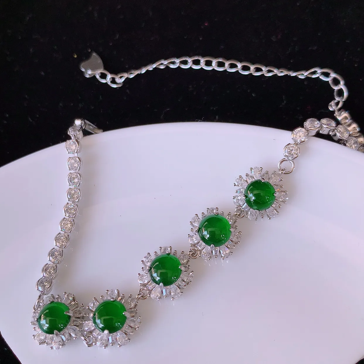 冰透满绿翡翠925银镶嵌手链，自然光实拍，翠色灵动，颜色漂亮，种老水足，品相佳，佩戴佳品！#97.7取一整体12.5*9.5*4.8裸石5.2*5.2