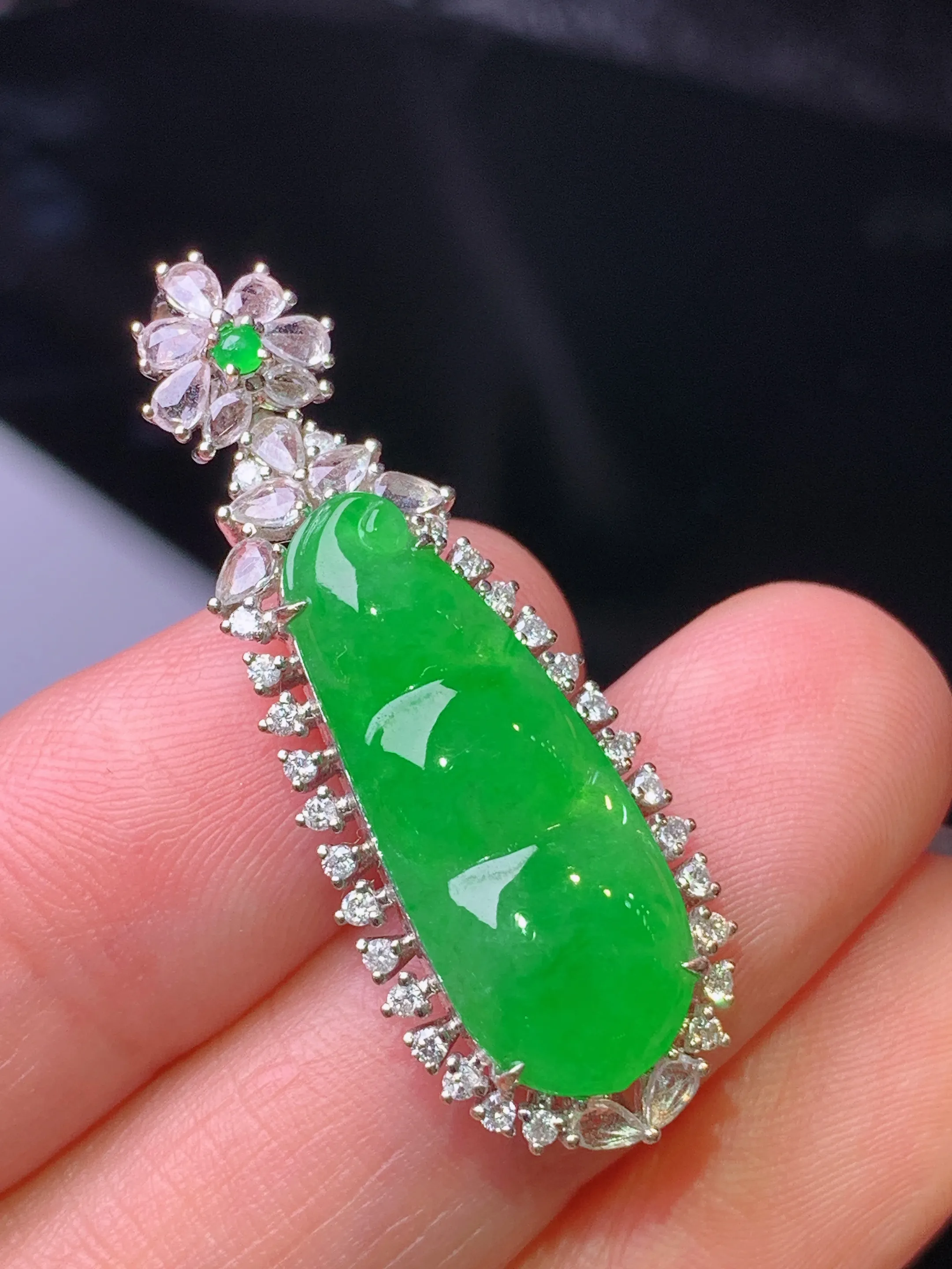 18k金钻镶嵌满绿四季豆吊坠 玉质细腻 水润亮眼 色泽艳丽 整体尺寸35.5*13*6.5