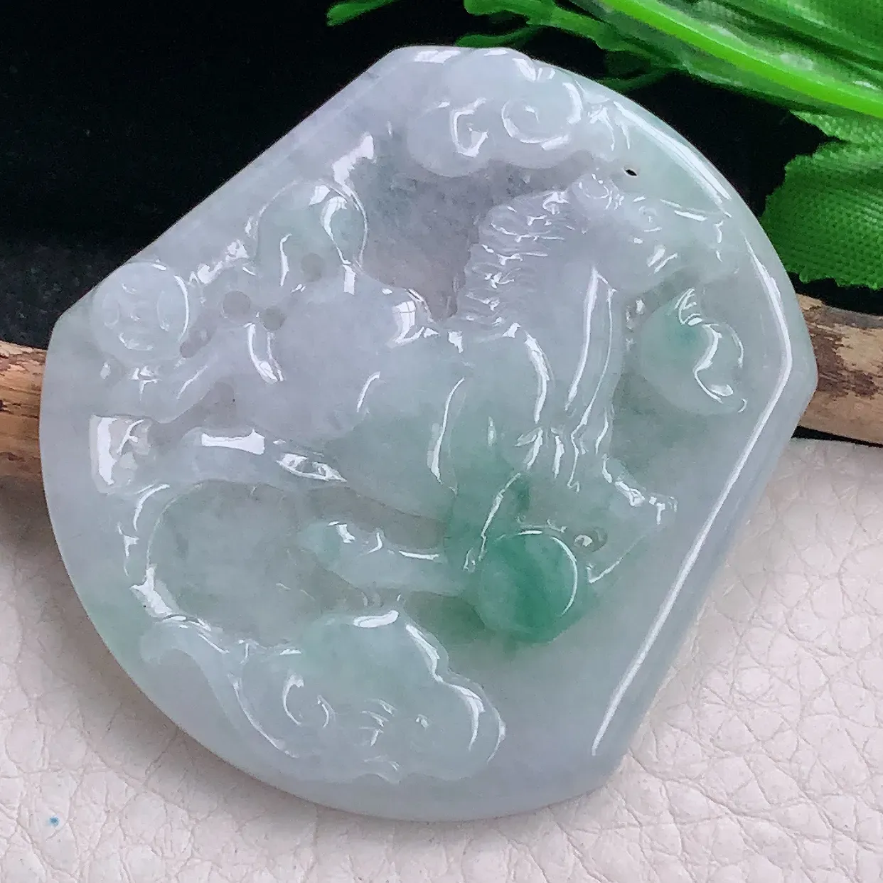 zen自然光56*51*5.3缅甸翡翠a货飘花马到功成 生肖马玉吊坠 玉挂件