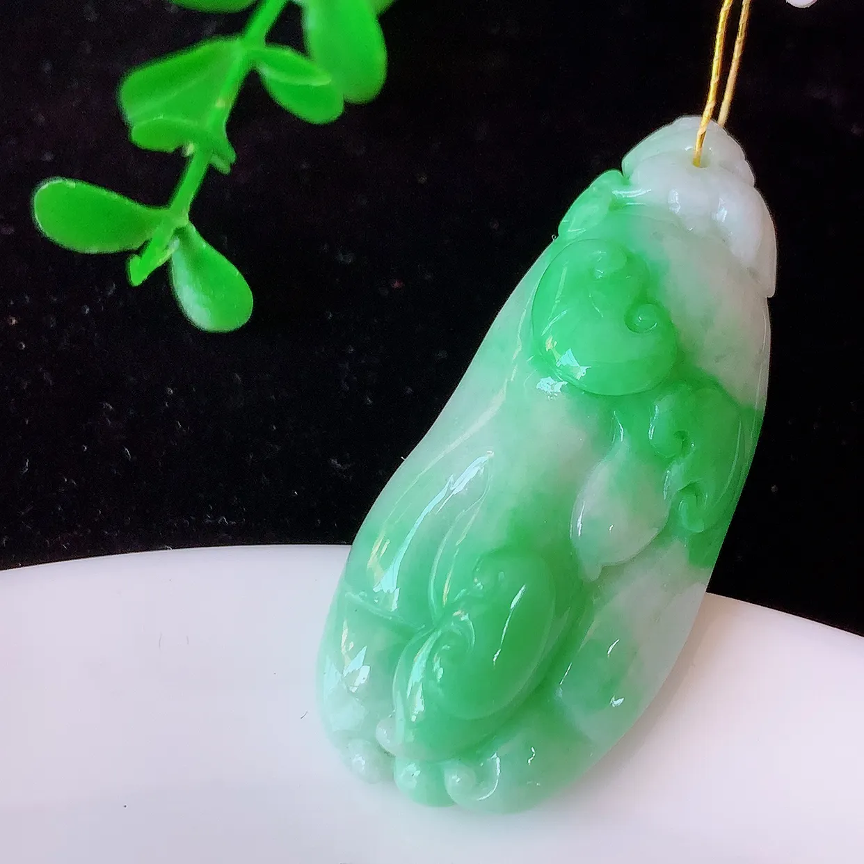 自然光实拍，冰润飘绿翡翠佛手瓜吊坠，翠色灵动，种老水足，寓意好，品相佳，佩戴佳品！#35.7