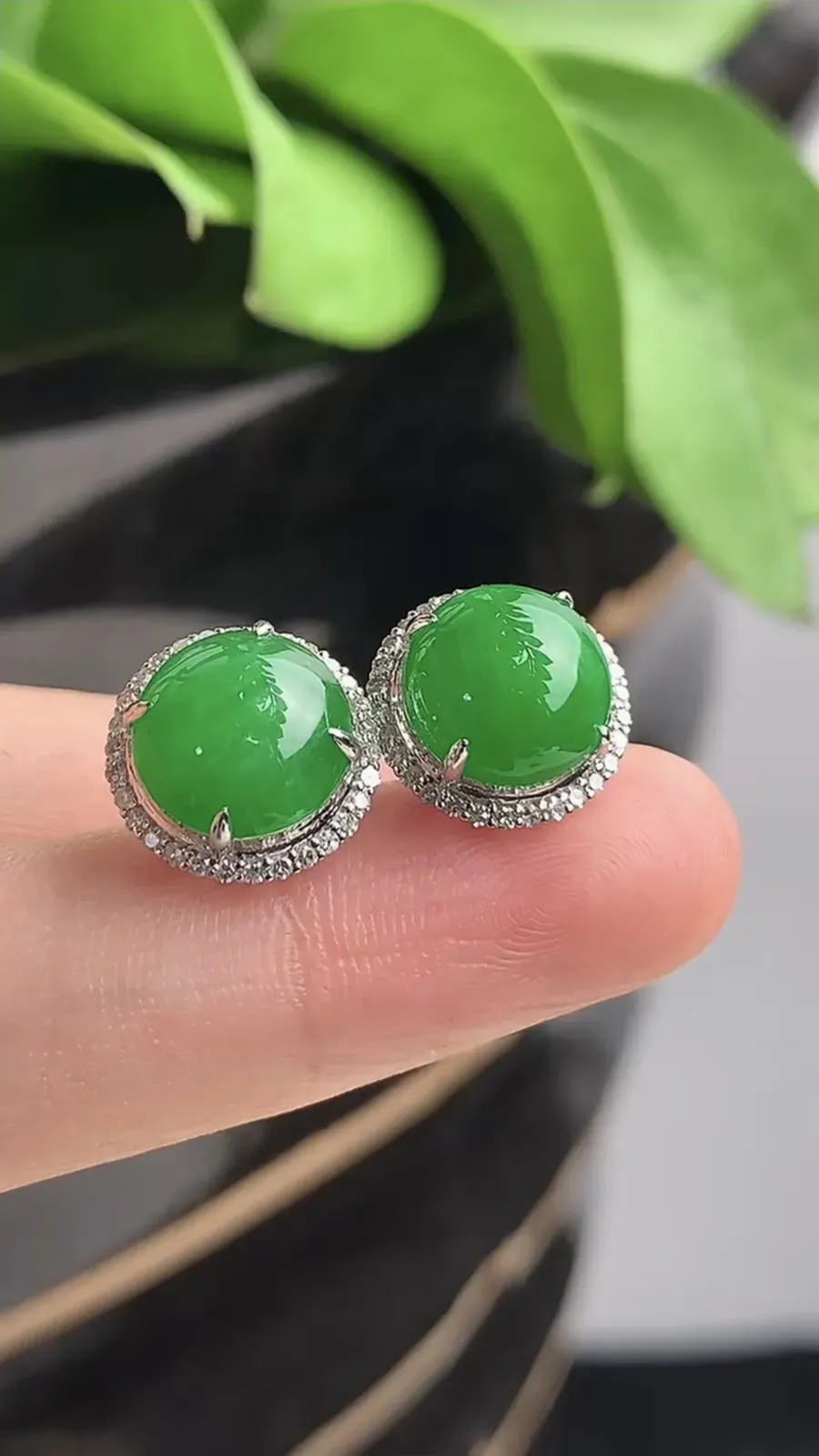 a货翡翠老坑冰种18K金伴钻镶嵌阳绿蛋面耳钉 尺寸9mm 重量3.40g 1208