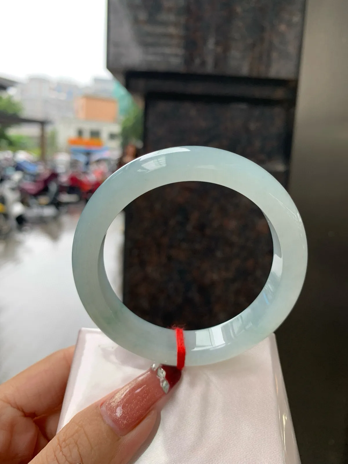 私人专拍
限时特惠链接
飘花正圈，完美，底妆水润细腻，几抹蓝花灵动飘逸，意境感十足，古典优雅又秀气