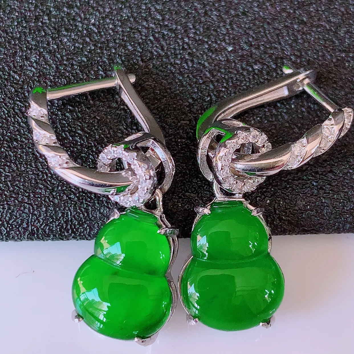 冰透满绿翡翠925银镶嵌葫芦耳坠，自然光实拍，翠色灵动，颜色漂亮，种老水足，品相佳，佩戴佳品！#97.7整体29*9.5*5裸石12-9.5