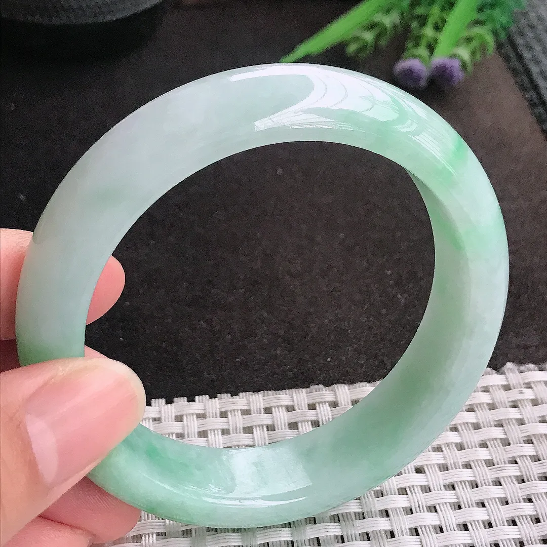 天然A货翡翠58.5/15.3/8.8老坑精美温润飘绿轮胎手镯宽边玉镯