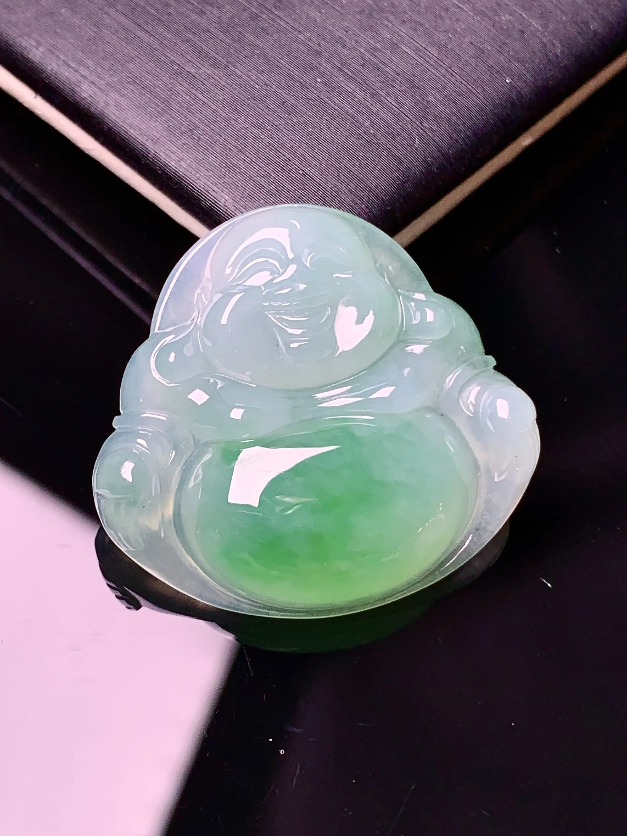 飘绿平安扣吊坠 玉质细腻 水润亮眼 色泽艳丽 整体尺寸26*28*5.6