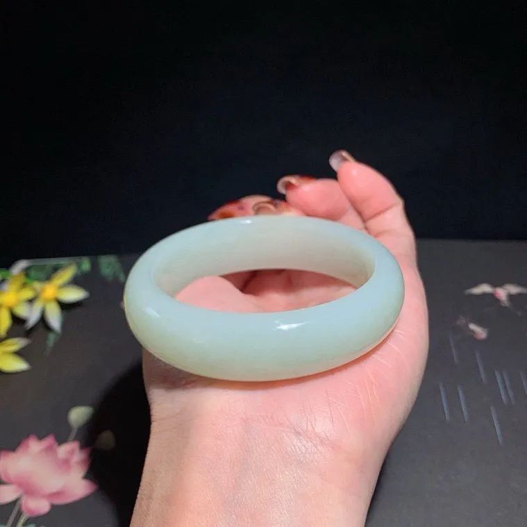 和田玉55圈口且末蓝手镯！玉质细腻油润 底色纯净 无裂无杂 脂粉好，品质高