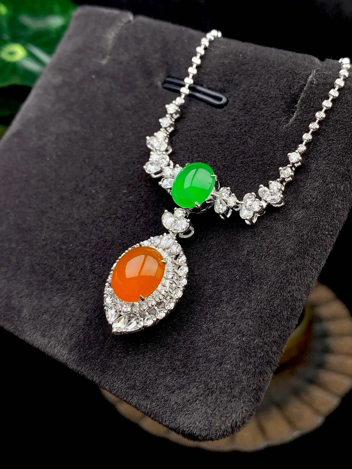 【冰种黄翡蛋面吊坠】质地细腻，冰润透亮，光泽出众，冰感十足，18k金古法镶嵌，裸石尺寸7.6*6.8*3.1毫米