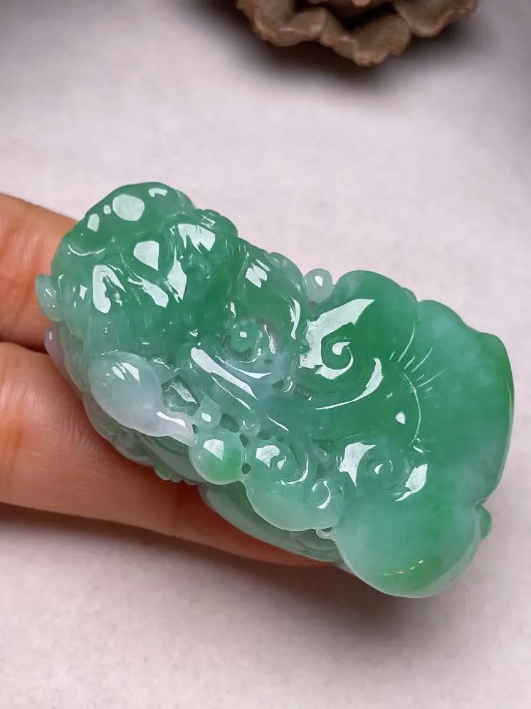 冰糯种飘绿貔貅吊坠、真金真钻镶嵌，种水好，玉质细腻 .裸石尺寸  52.0*30.8