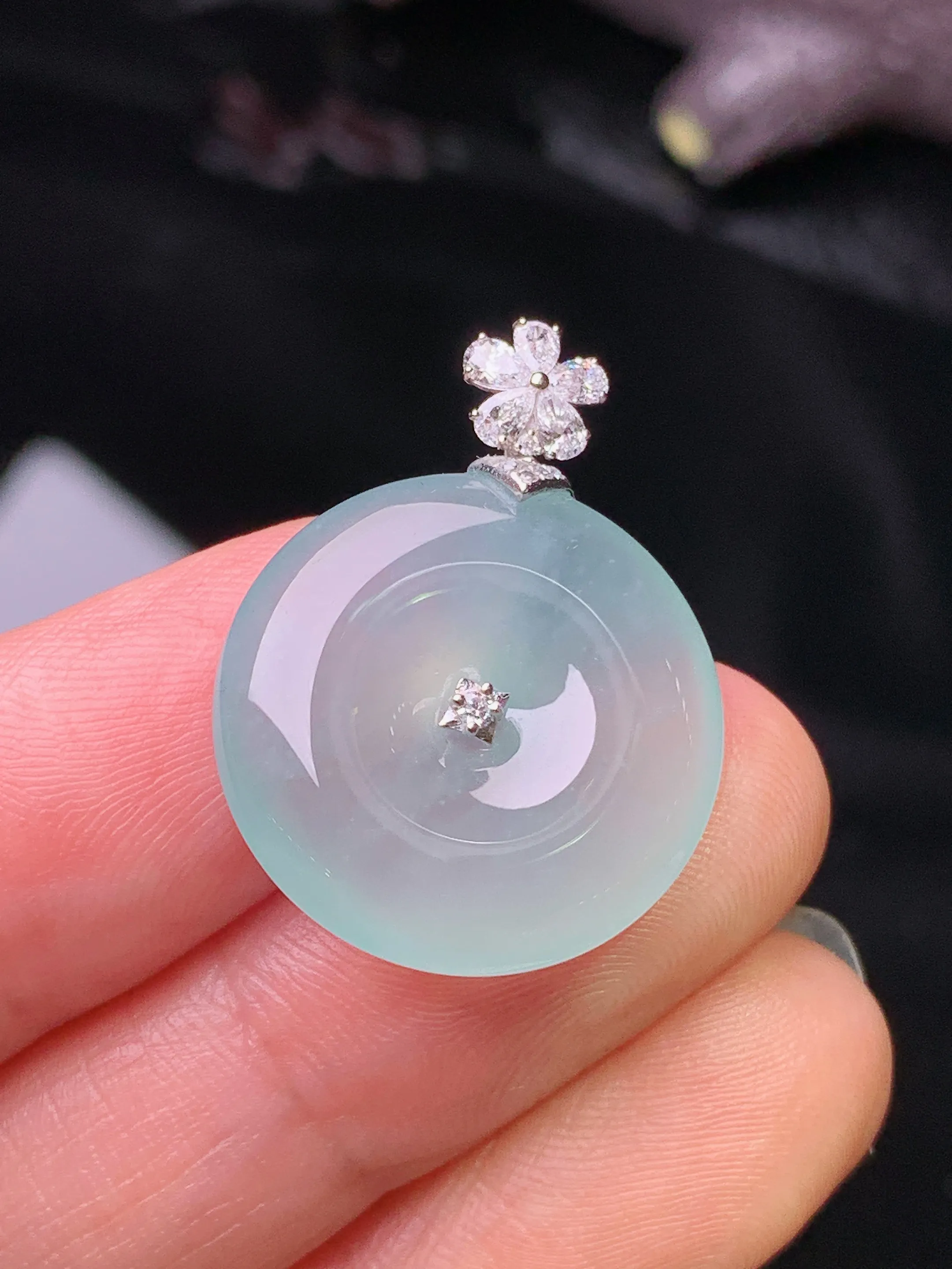 18k金钻镶嵌冰种平安扣吊坠 玉质细腻 水润亮眼 色泽艳丽 整体尺寸25.6*19.3*5