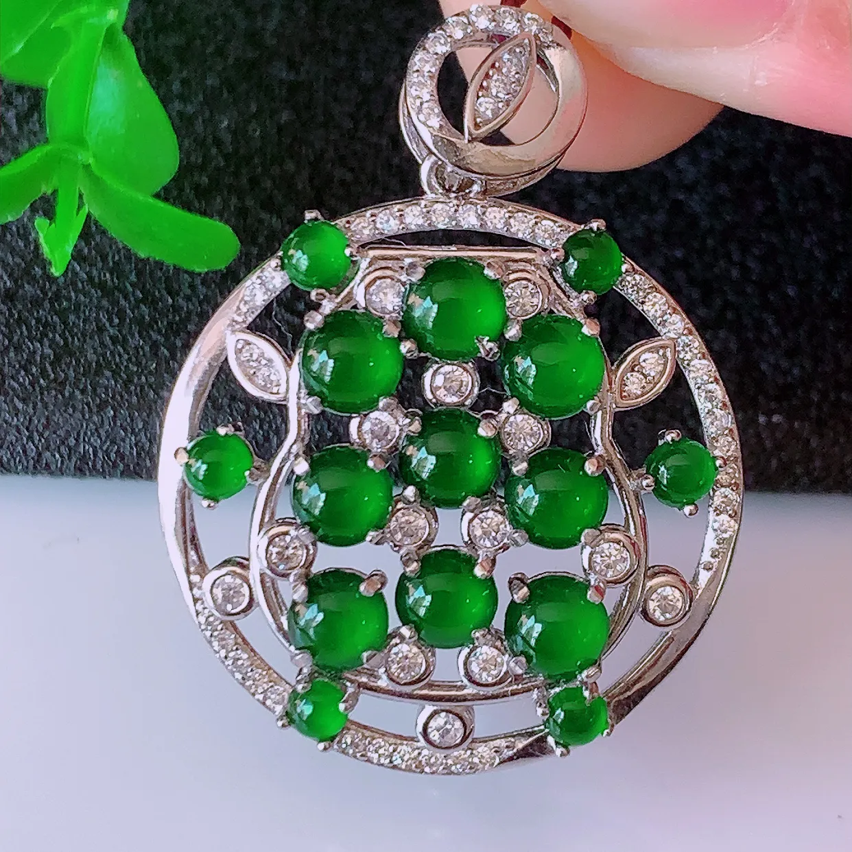 冰透满绿翡翠925银镶嵌吊坠，自然光实拍，翠色灵动，颜色漂亮，种老水足，品相佳，佩戴佳品！#97.7